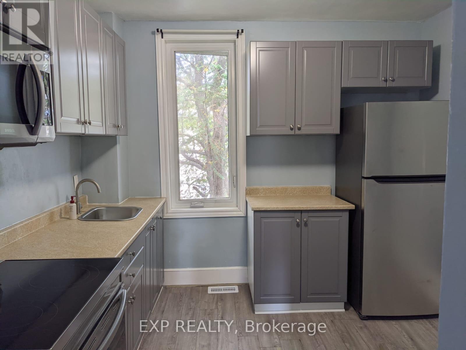 












2 - 1055 SOMERSET STREET

,
Ottawa,




Ontario
K1Y3C4

