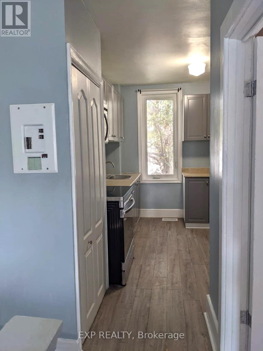 












2 - 1055 SOMERSET STREET

,
Ottawa,




Ontario
K1Y3C4

