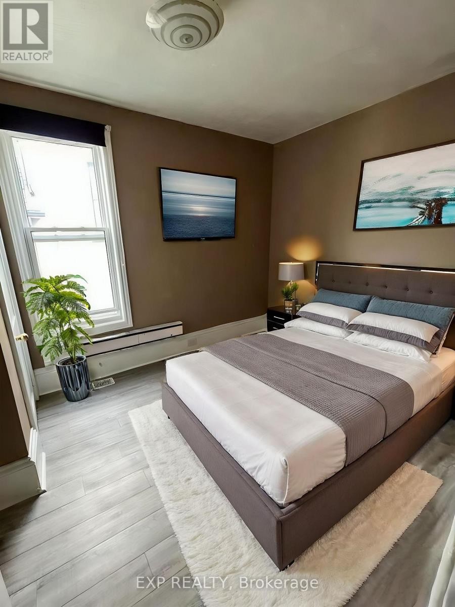 












2 - 1055 SOMERSET STREET

,
Ottawa,




Ontario
K1Y3C4

