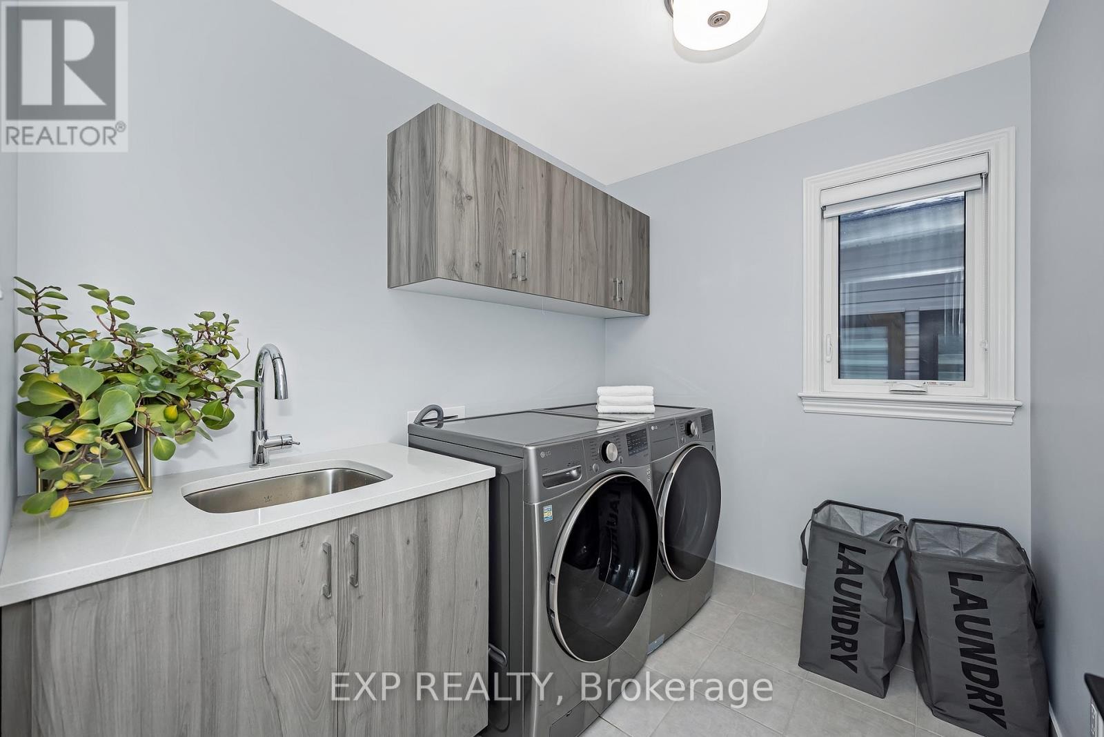 












711 MOONFLOWER CRESCENT

,
Ottawa,




Ontario
K1T0X8

