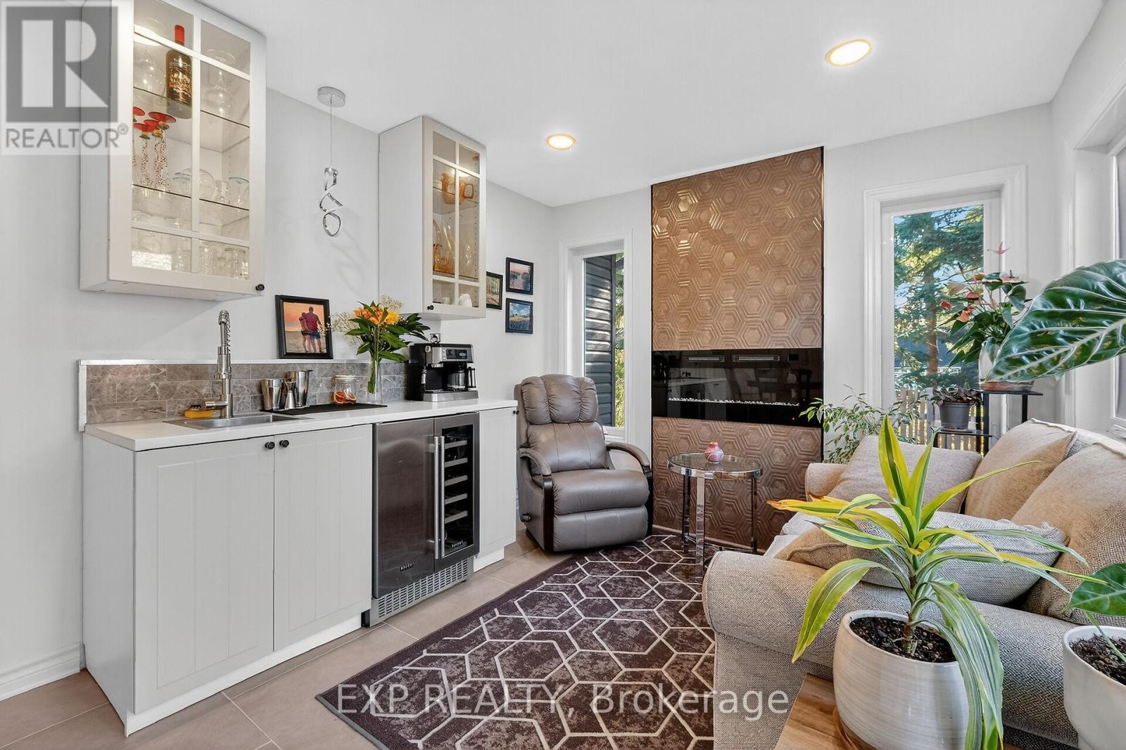 












544 LOUCKS DRIVE

,
Russell,




Ontario
K4R1B6

