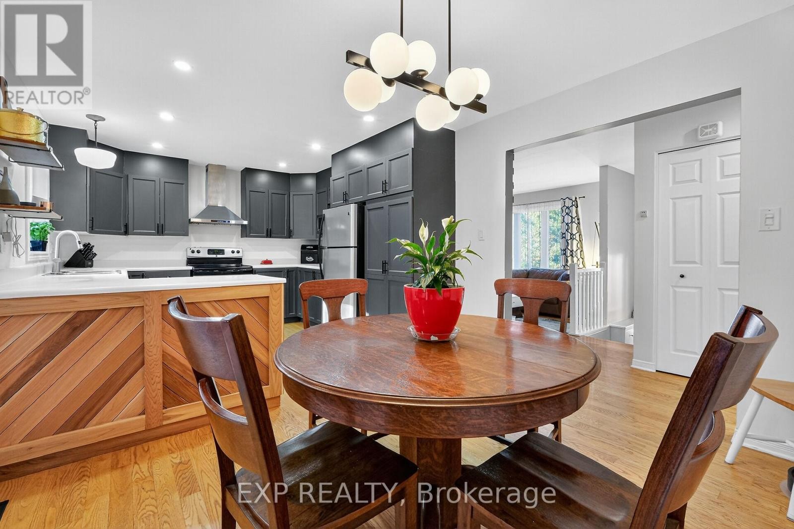 












544 LOUCKS DRIVE

,
Russell,




Ontario
K4R1B6

