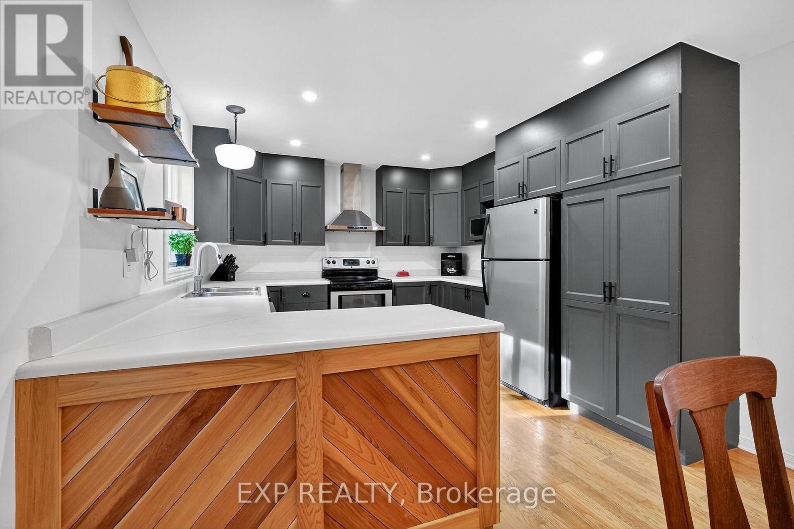 












544 LOUCKS DRIVE

,
Russell,




Ontario
K4R1B6

