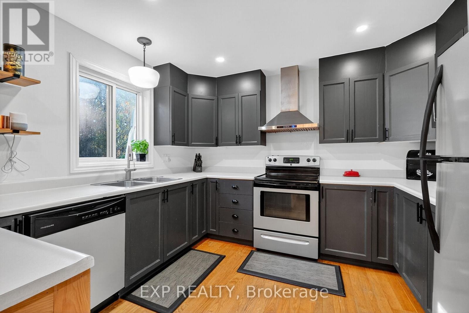 












544 LOUCKS DRIVE

,
Russell,




Ontario
K4R1B6

