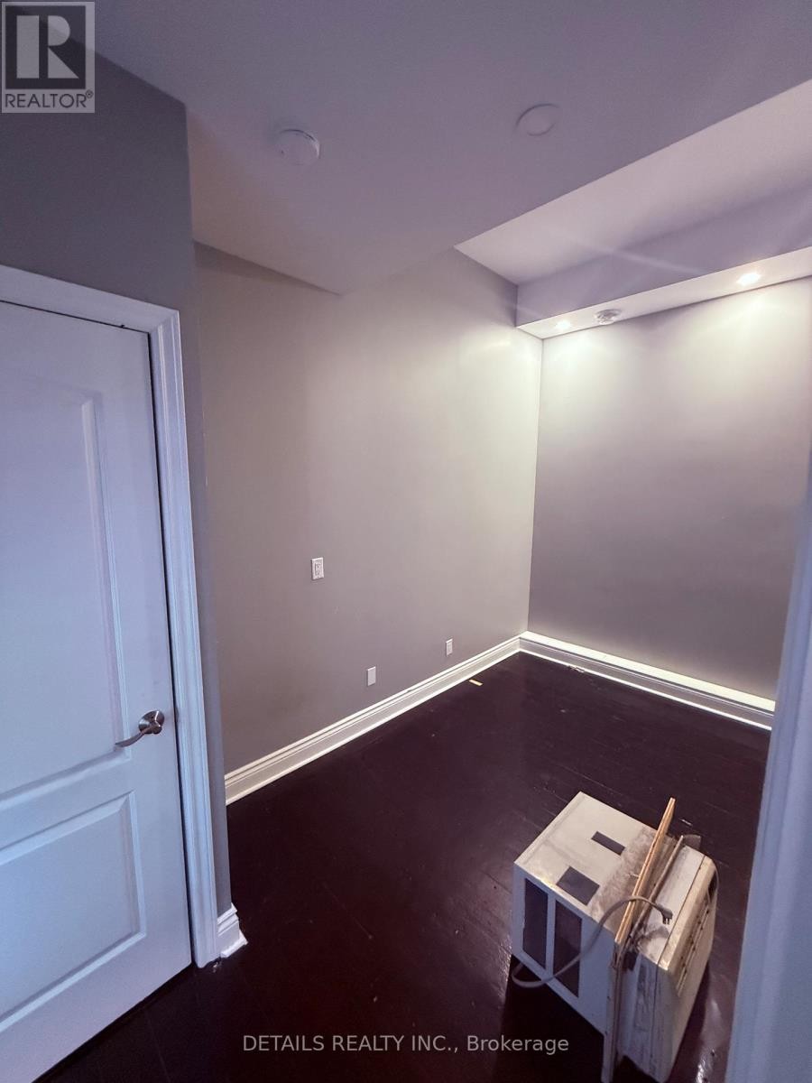 












698 COOPER STREET

,
Ottawa,




Ontario
K1R6C6

