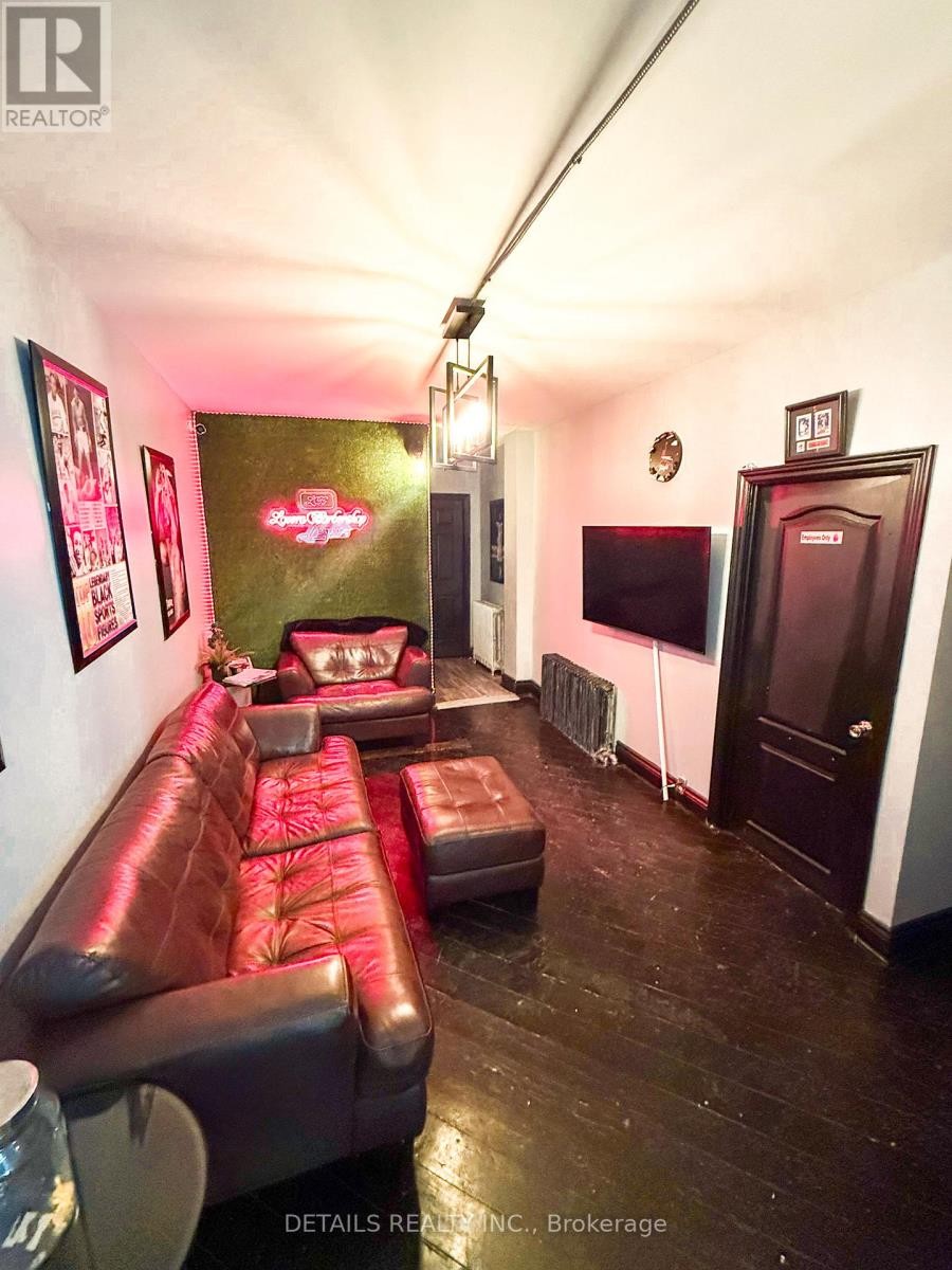 












698 COOPER STREET

,
Ottawa,




Ontario
K1R6C6

