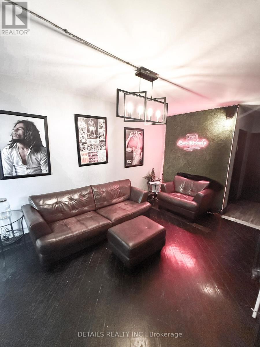 












698 COOPER STREET

,
Ottawa,




Ontario
K1R6C6

