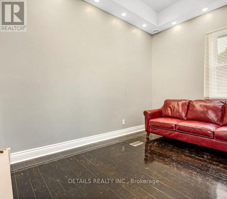 












698 COOPER STREET

,
Ottawa,




Ontario
K1R6C6

