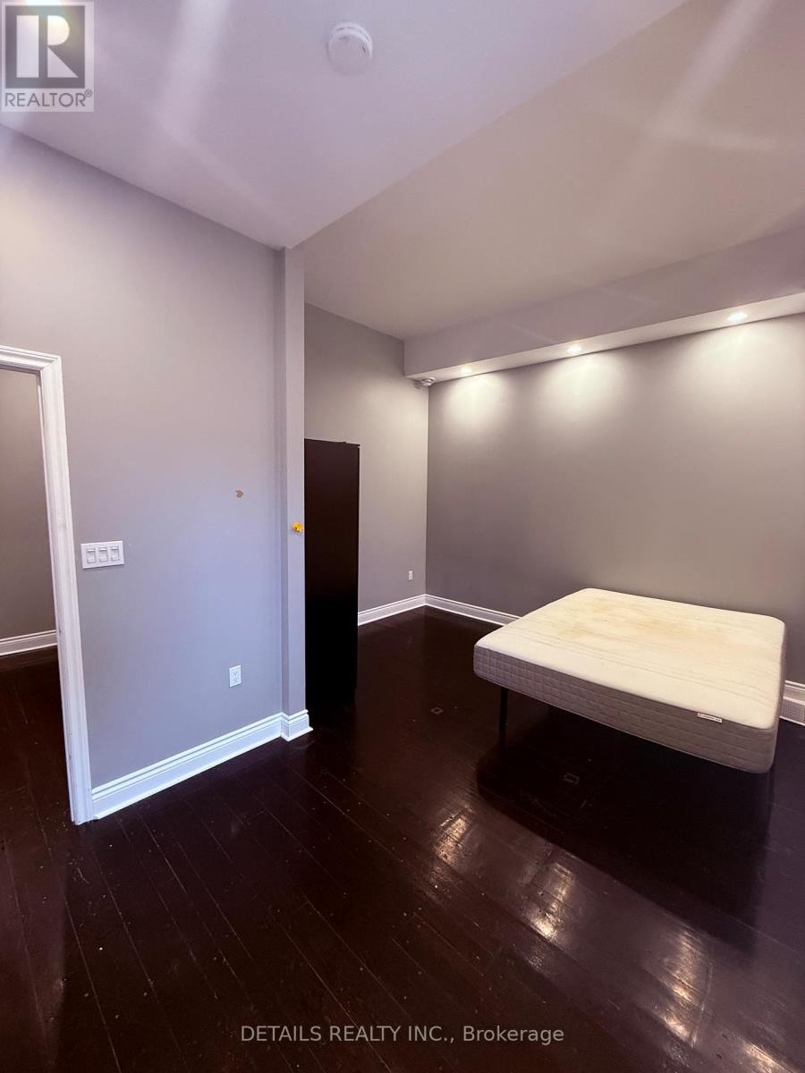 












698 COOPER STREET

,
Ottawa,




Ontario
K1R6C6

