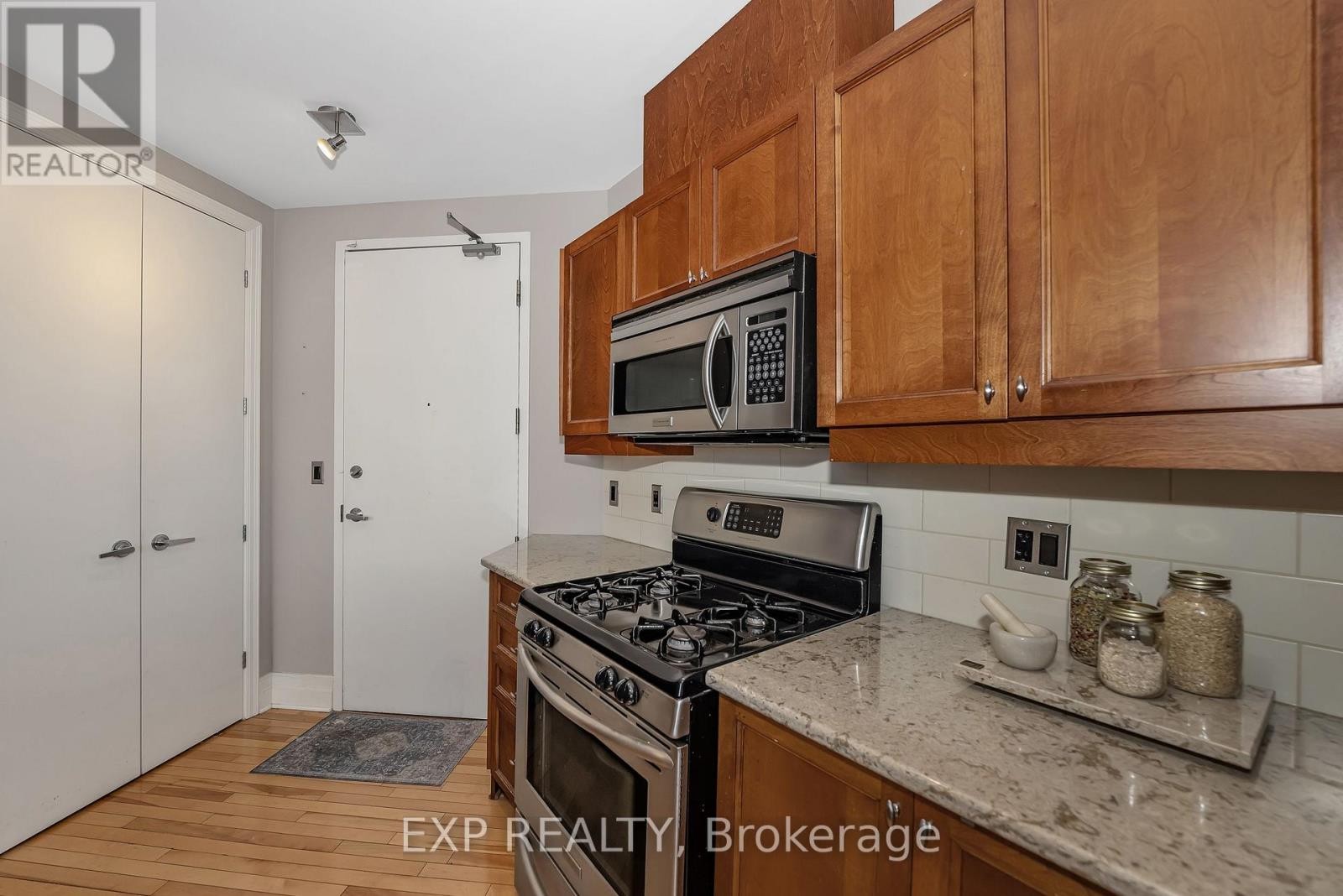 












209 - 260 BESSERER STREET

,
Ottawa,




Ontario
K1N1J3

