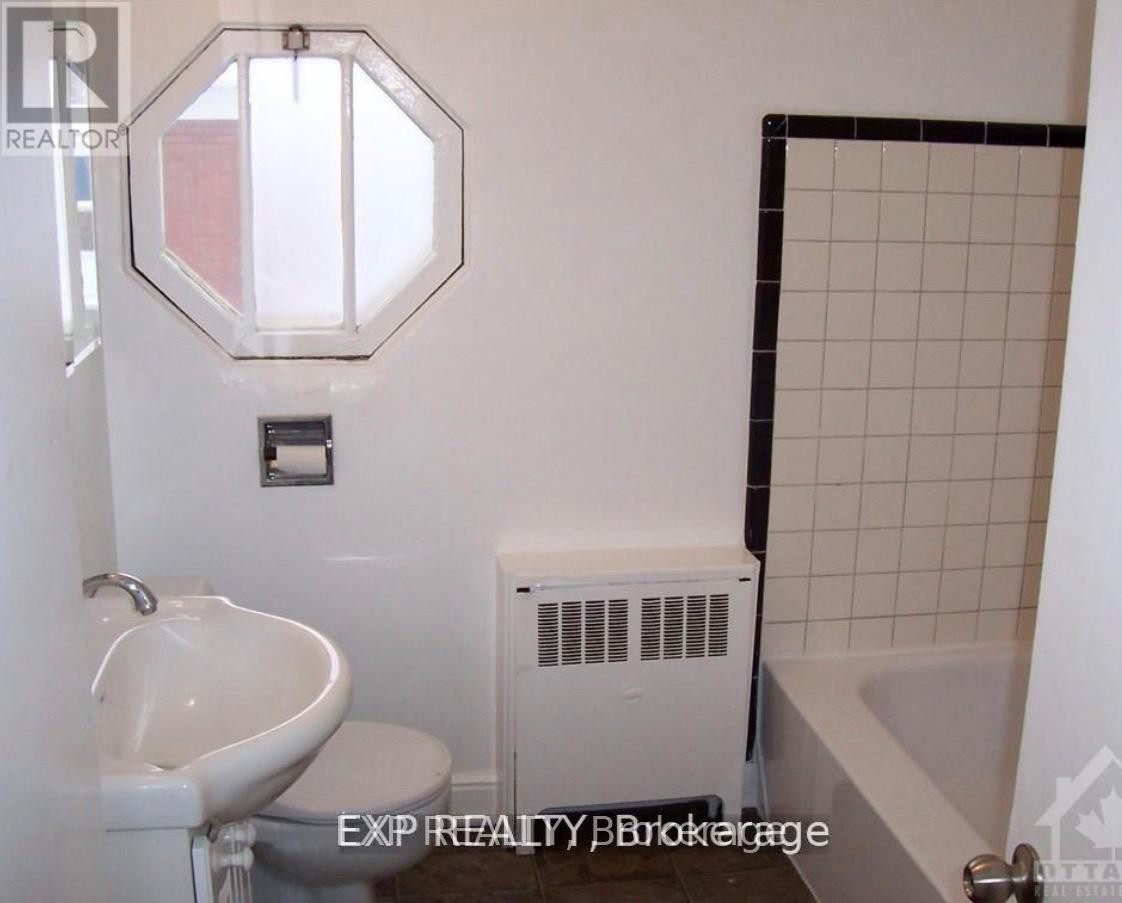 












879 KIRKWOOD AVENUE

,
Ottawa,




Ontario
K1Z5Y3

