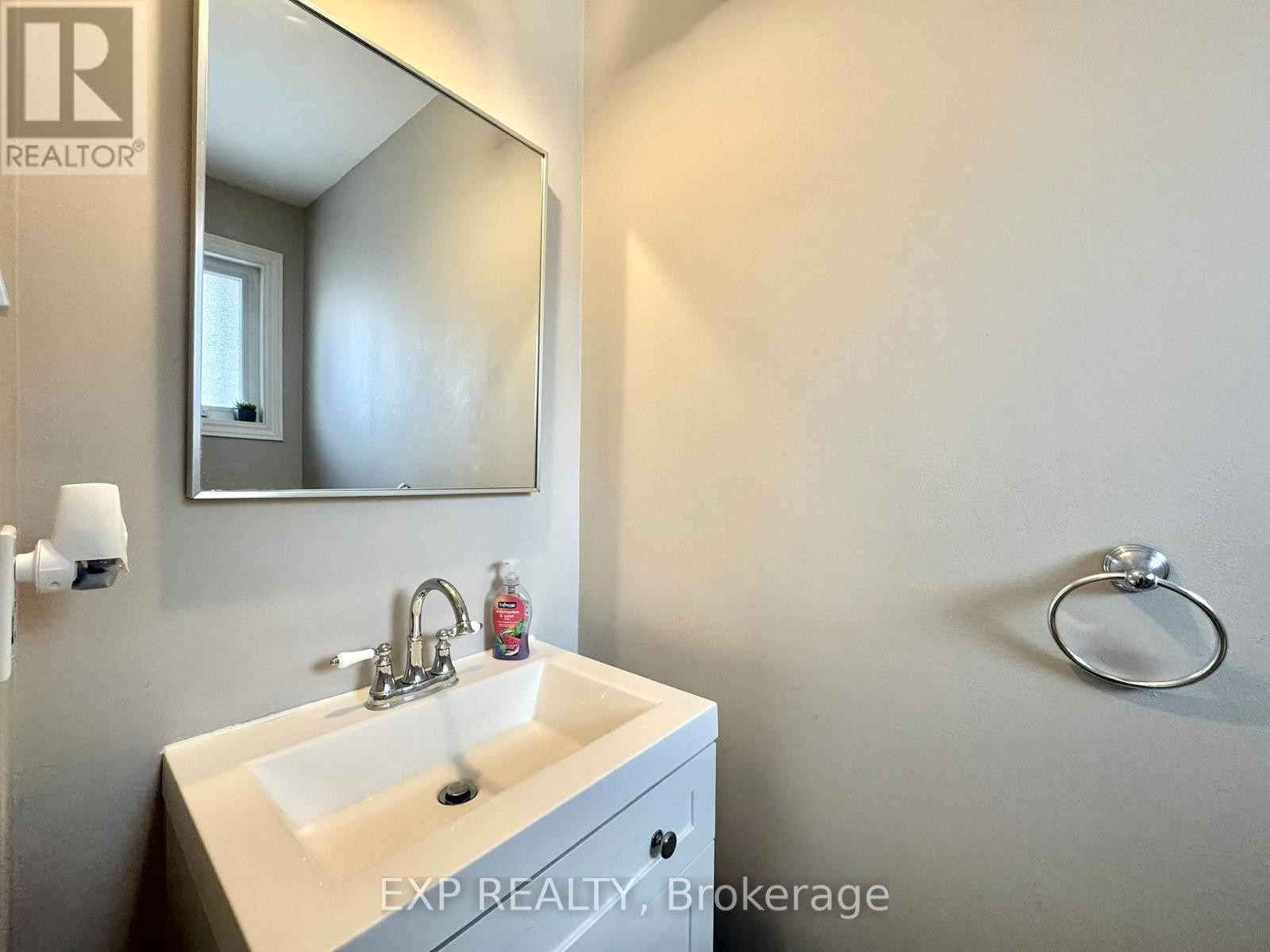 












1584 HOSKINS CRESCENT

,
Ottawa,




Ontario
K4A2J1

