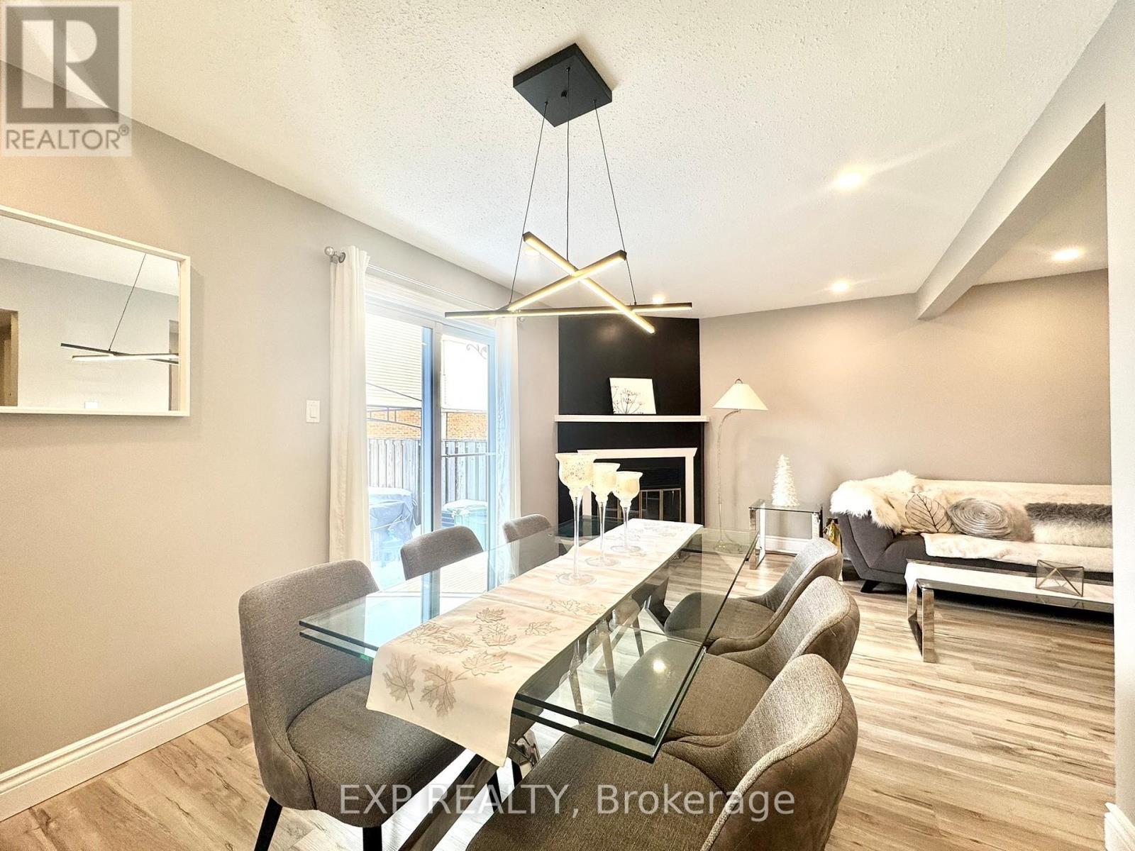 












1584 HOSKINS CRESCENT

,
Ottawa,




Ontario
K4A2J1

