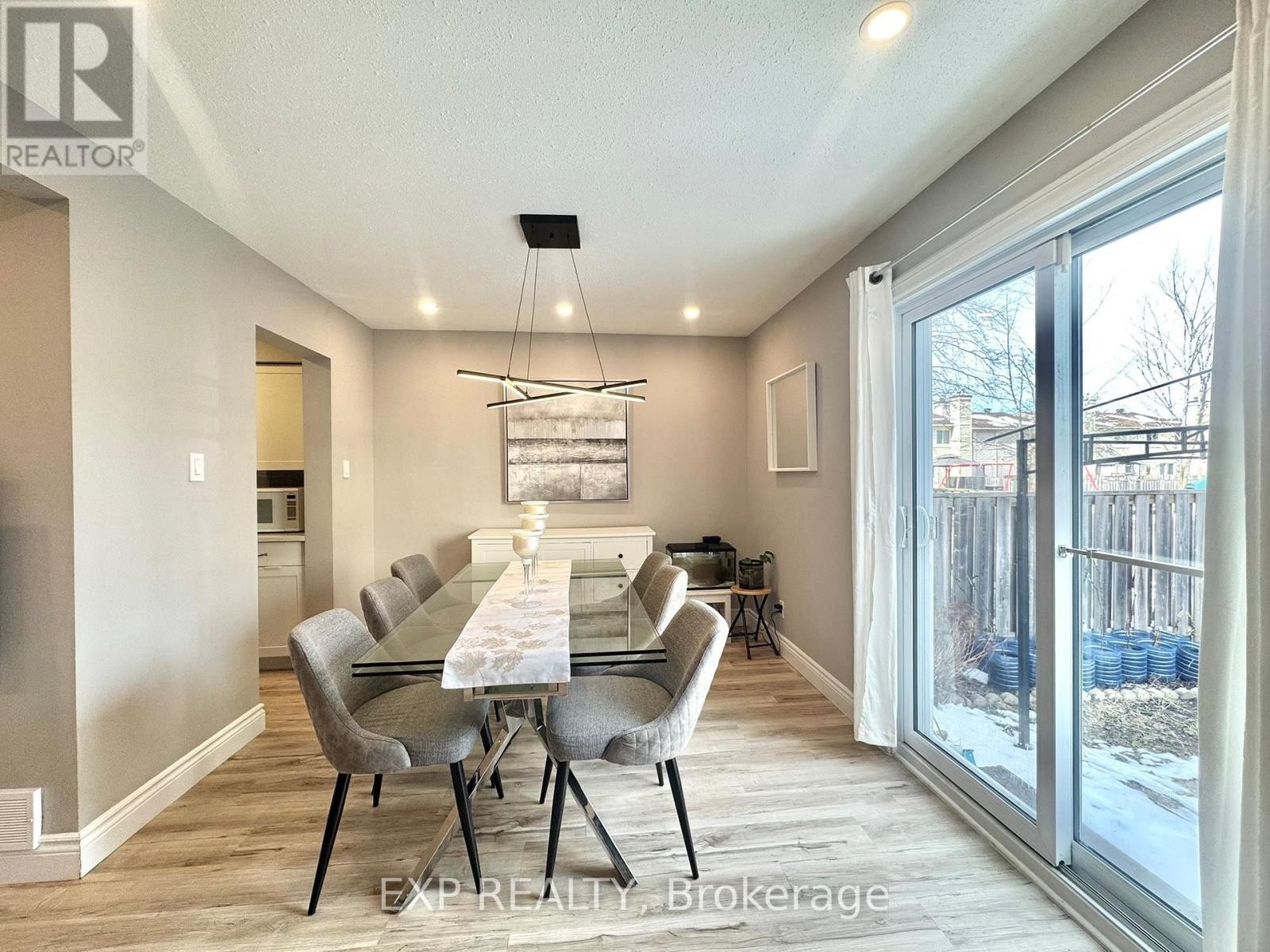 












1584 HOSKINS CRESCENT

,
Ottawa,




Ontario
K4A2J1

