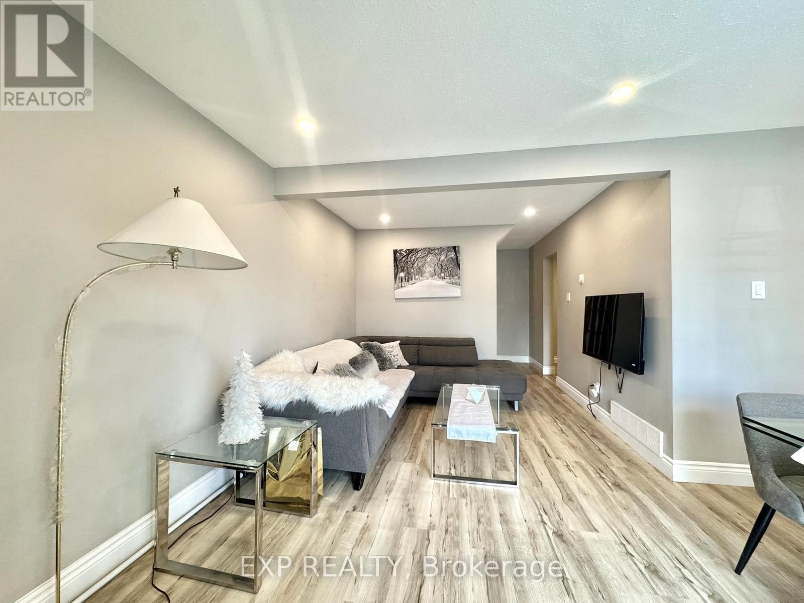 












1584 HOSKINS CRESCENT

,
Ottawa,




Ontario
K4A2J1

