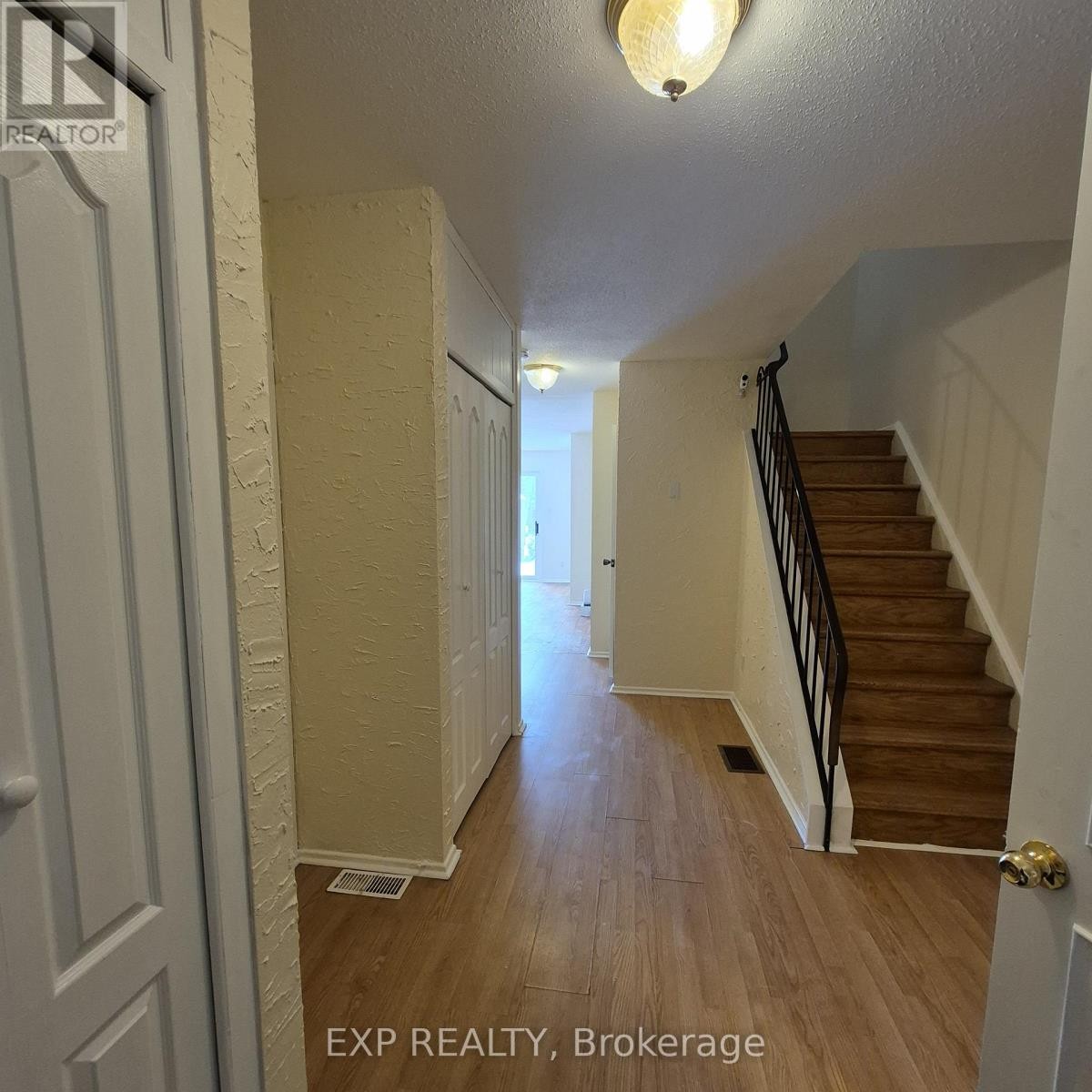 












8 - 8A ARNOLD DRIVE

,
Ottawa,




Ontario
K2H6V9

