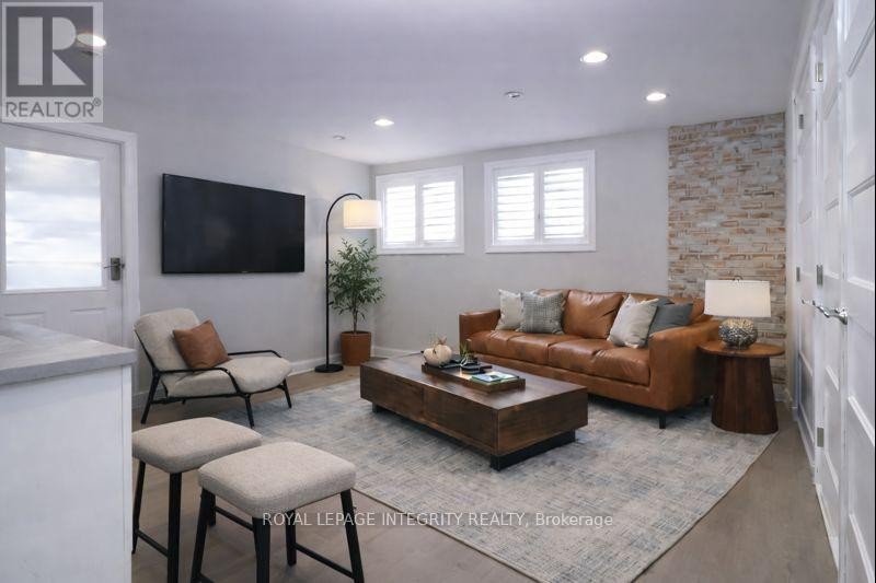 












9 B GWYNNE AVENUE

,
Ottawa,




Ontario
K1Y1X1

