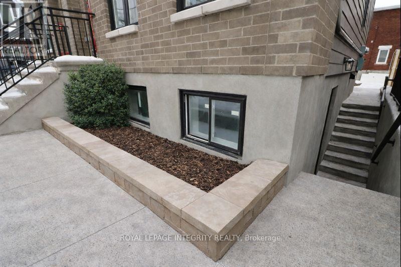 












9 B GWYNNE AVENUE

,
Ottawa,




Ontario
K1Y1X1

