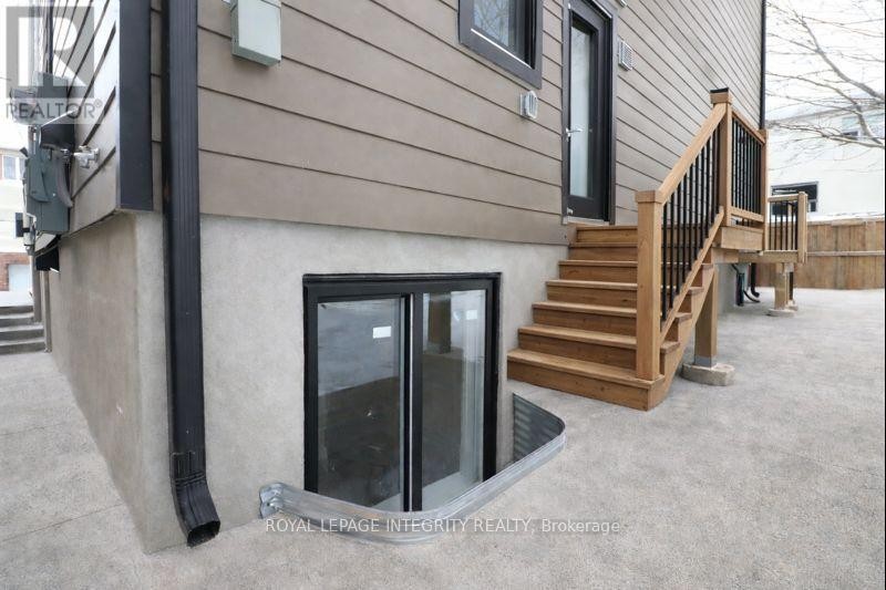 












9 B GWYNNE AVENUE

,
Ottawa,




Ontario
K1Y1X1

