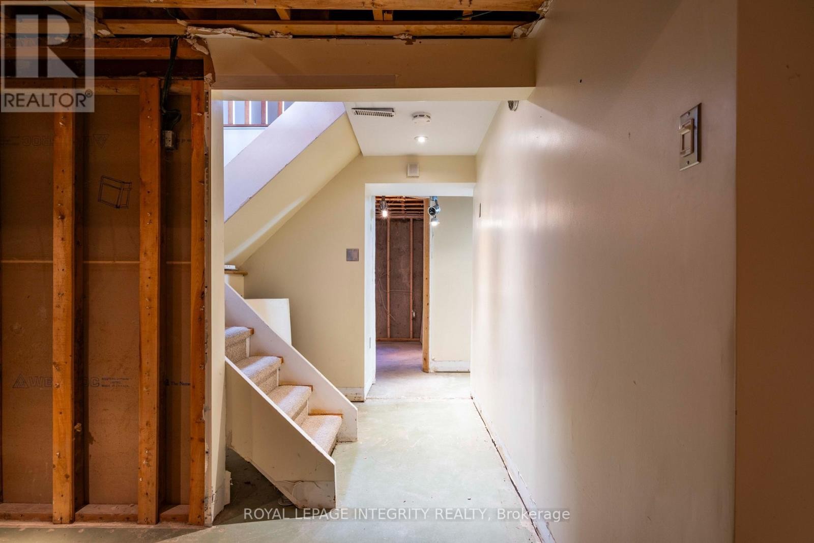 












2061 PRINCE OF WALES DRIVE

,
Ottawa,




Ontario
K2E7A4

