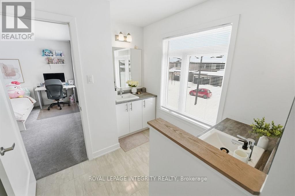 












207 OSTERLEY WAY

,
Ottawa,




Ontario
K2S2N6

