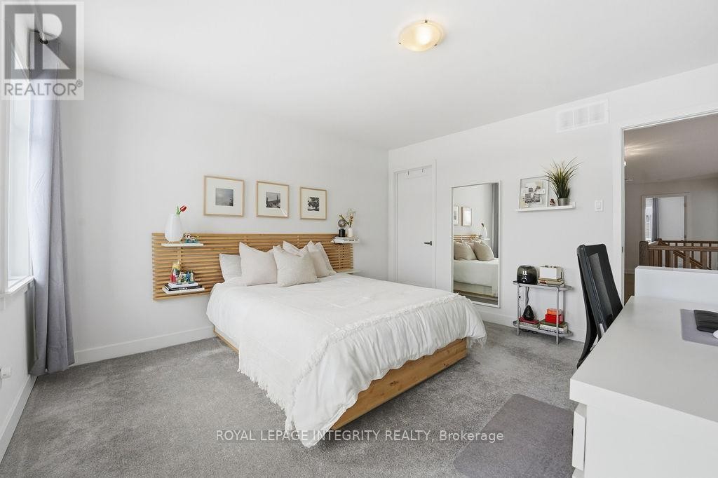 












207 OSTERLEY WAY

,
Ottawa,




Ontario
K2S2N6

