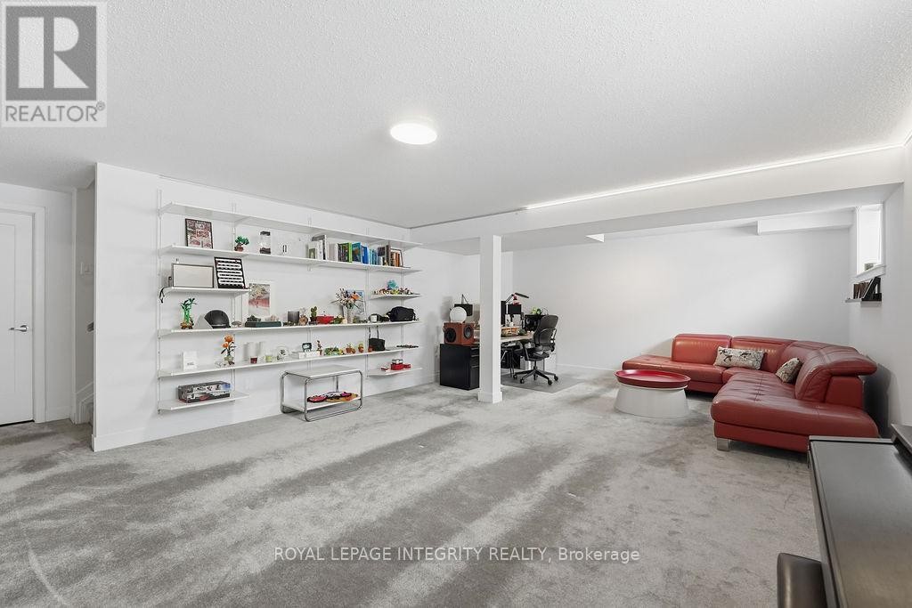 












207 OSTERLEY WAY

,
Ottawa,




Ontario
K2S2N6

