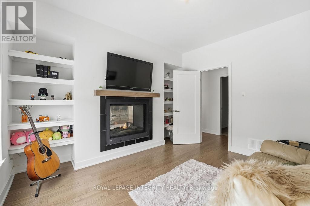 












207 OSTERLEY WAY

,
Ottawa,




Ontario
K2S2N6

