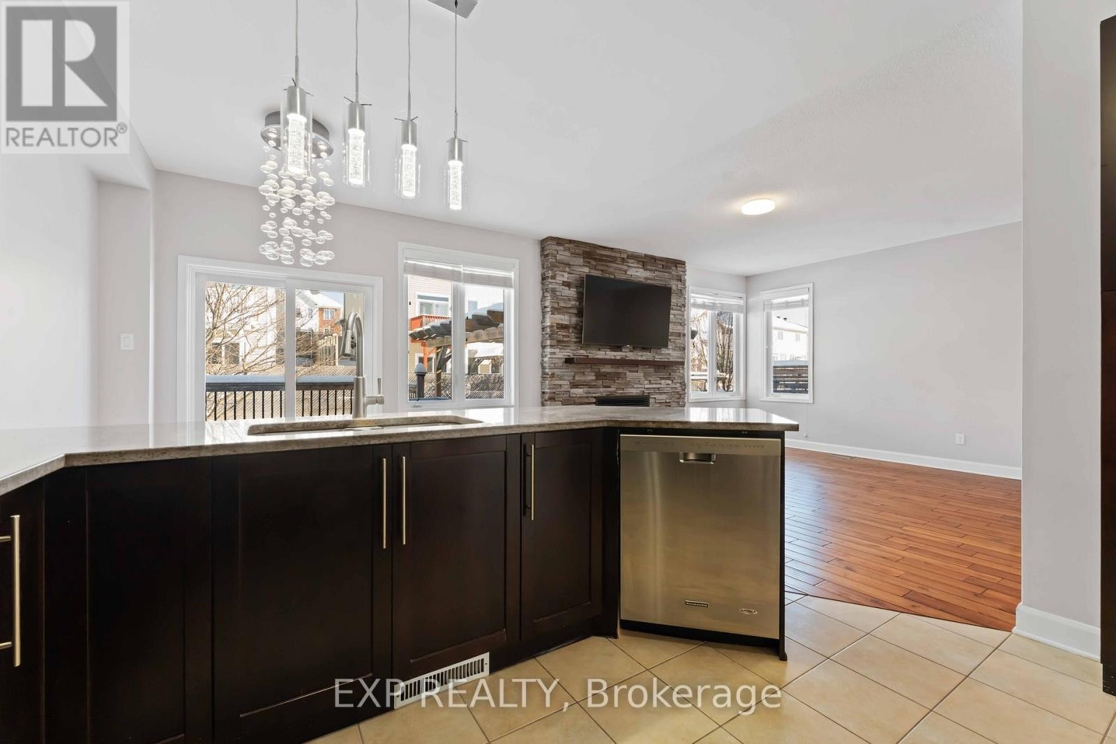 












413 TILLSONBURG STREET

,
Ottawa,




Ontario
K2T0C3

