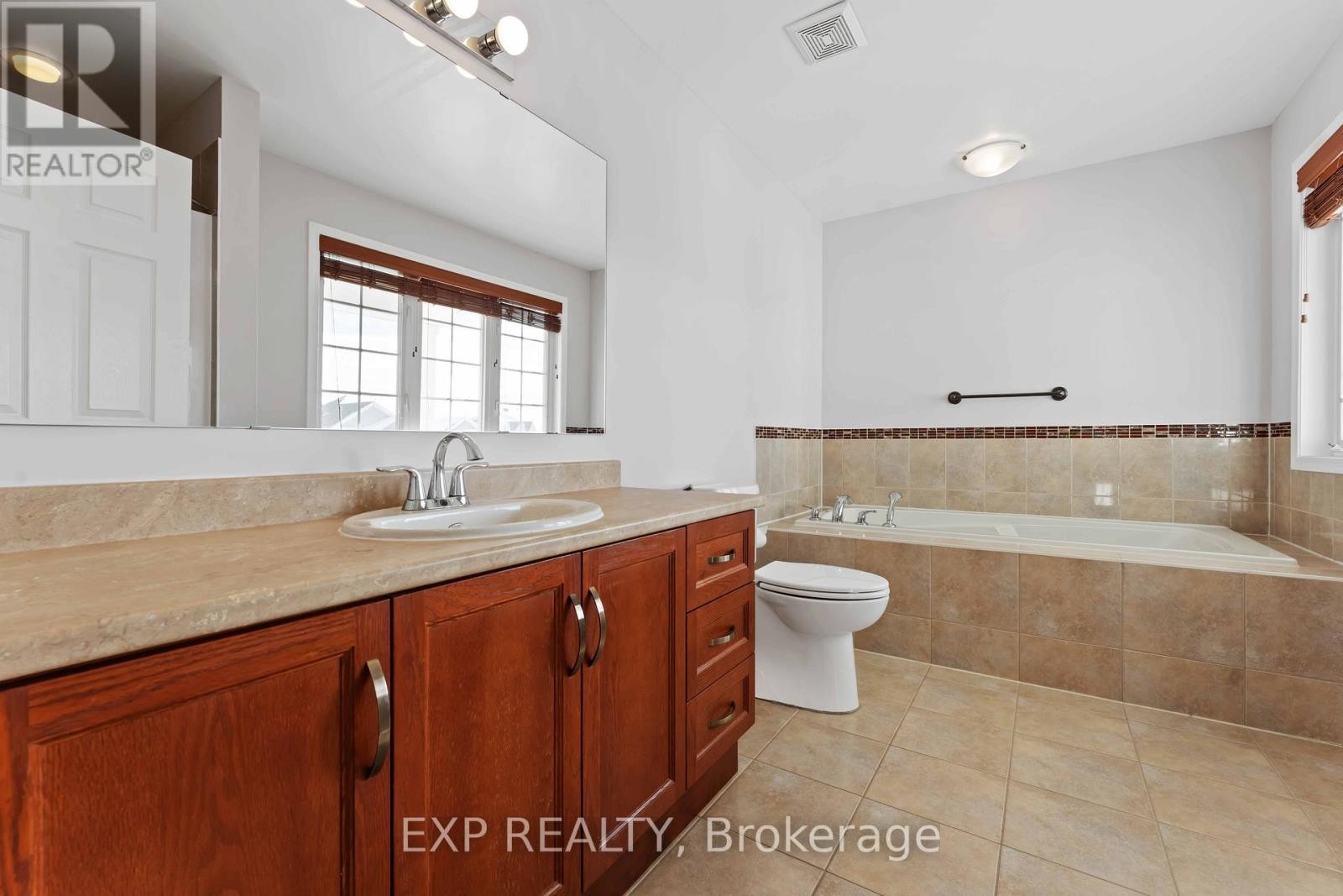 












413 TILLSONBURG STREET

,
Ottawa,




Ontario
K2T0C3

