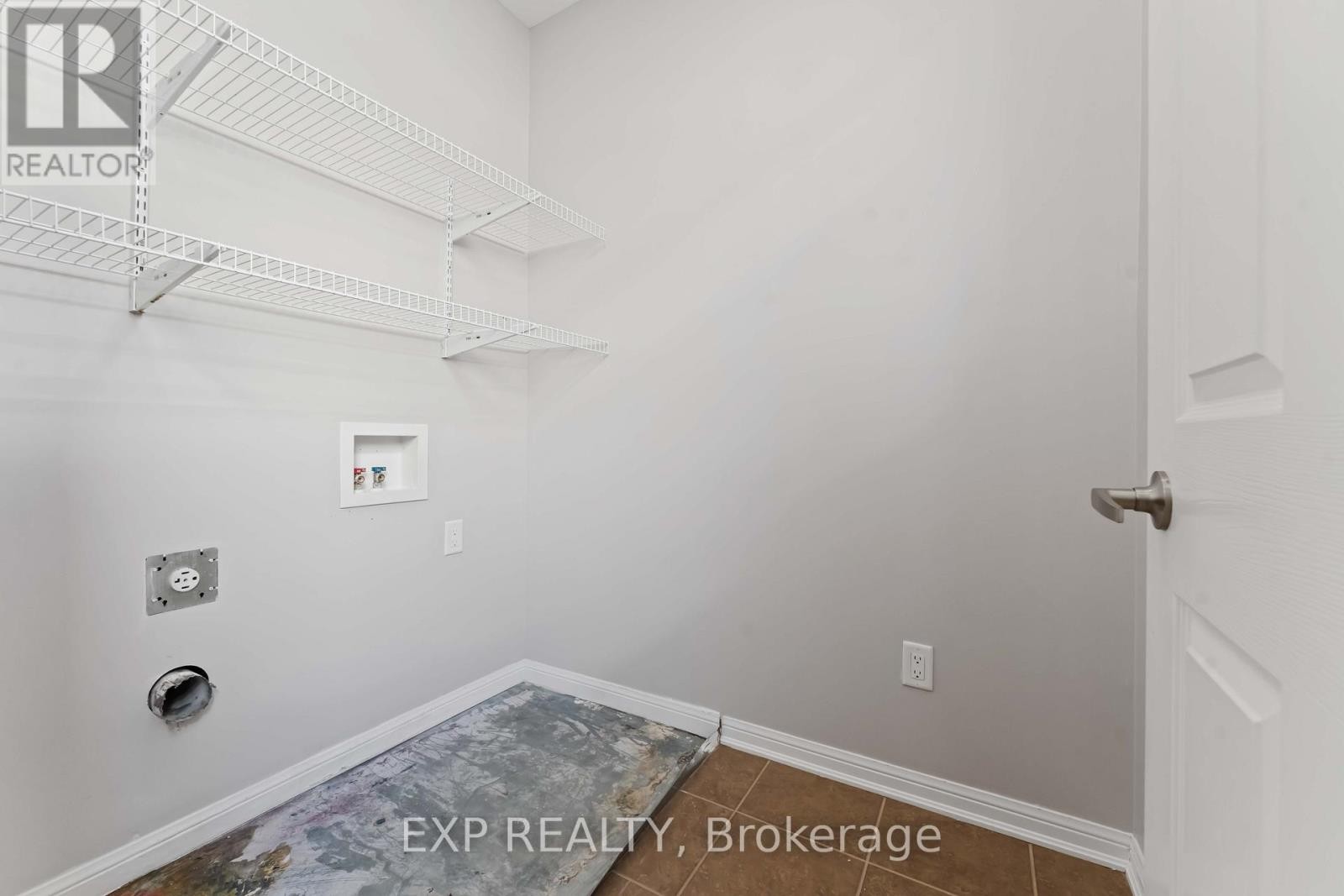 












413 TILLSONBURG STREET

,
Ottawa,




Ontario
K2T0C3

