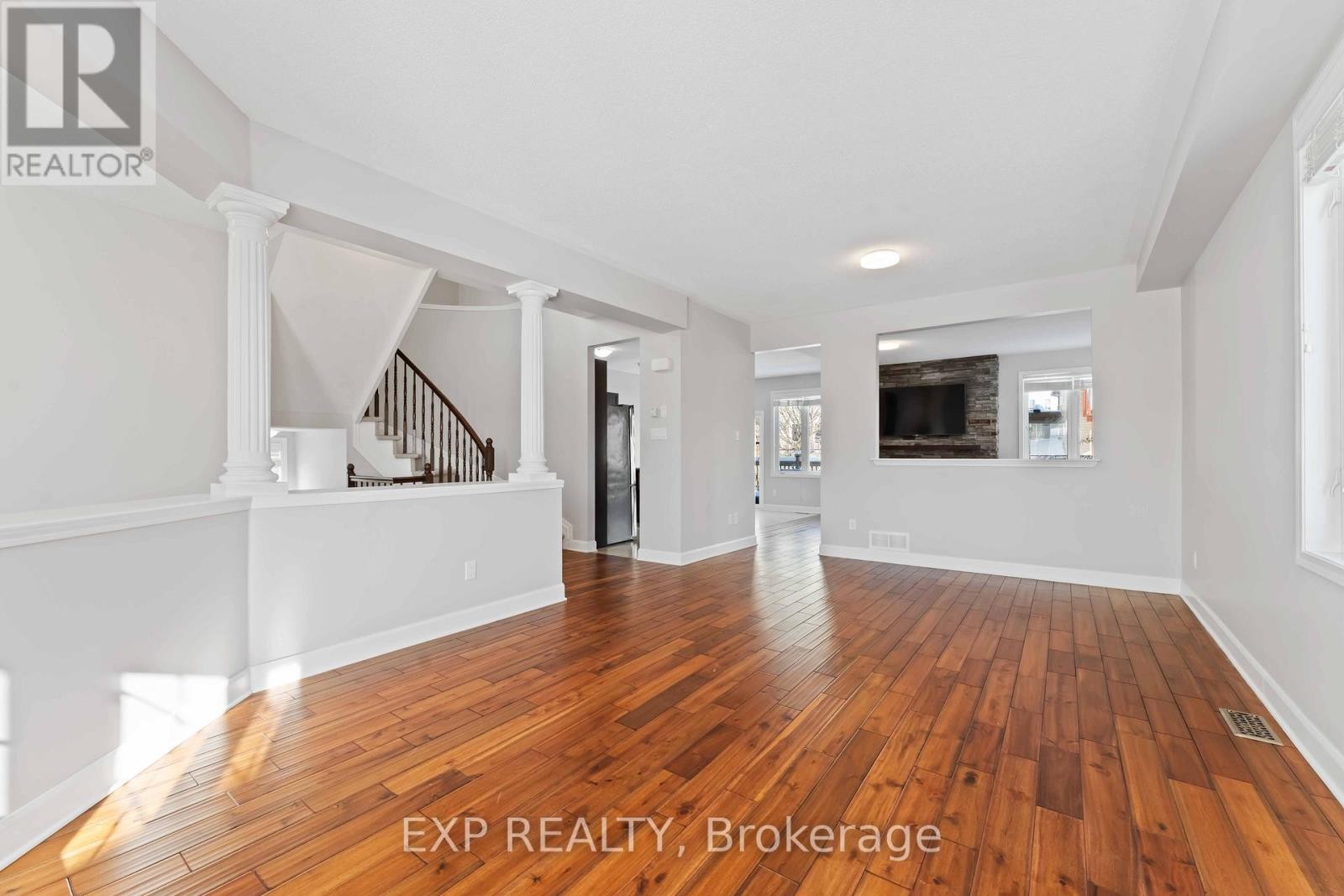 












413 TILLSONBURG STREET

,
Ottawa,




Ontario
K2T0C3

