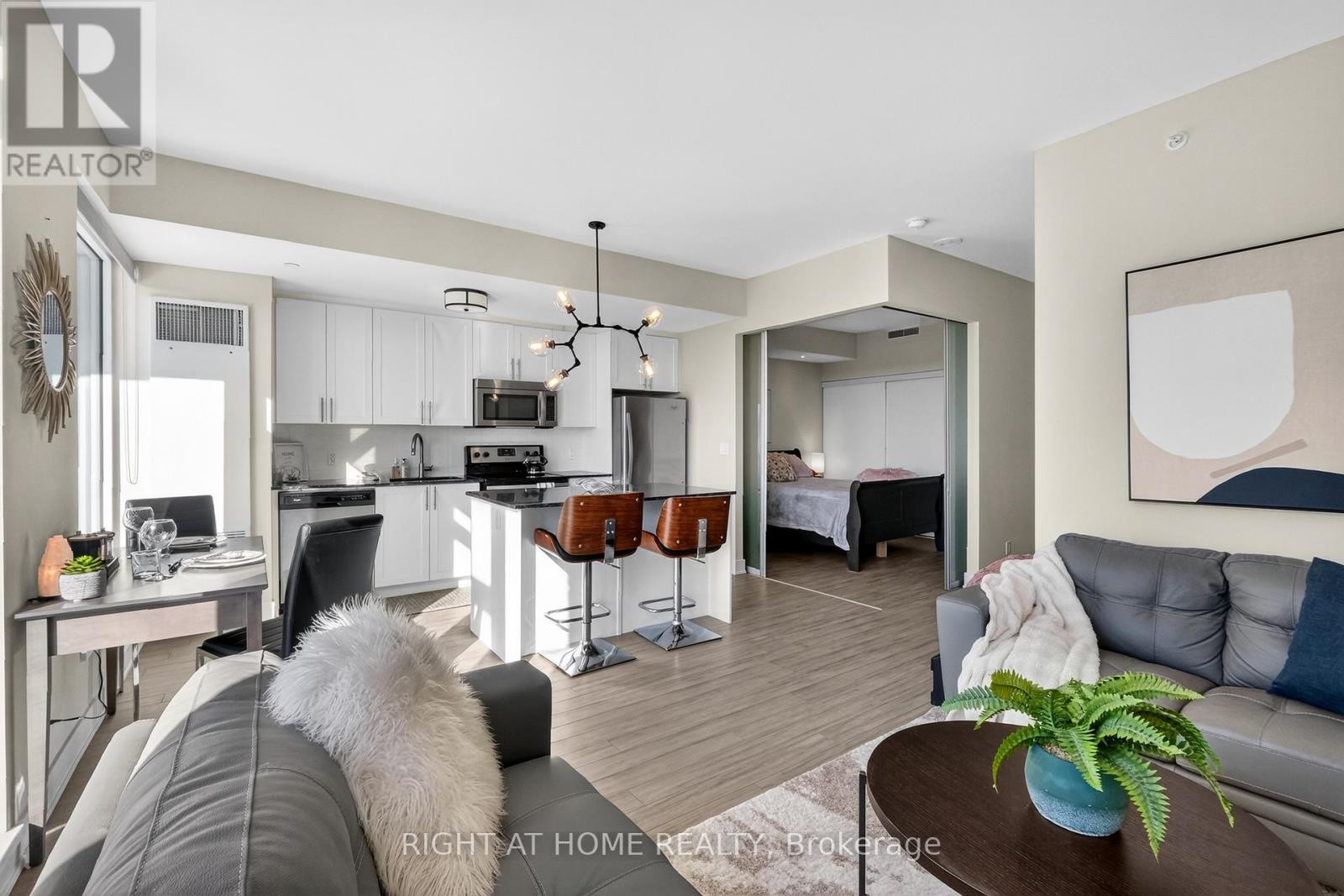 












806 - 118 HOLMWOOD AVENUE

,
Ottawa,




Ontario
K1S5J5

