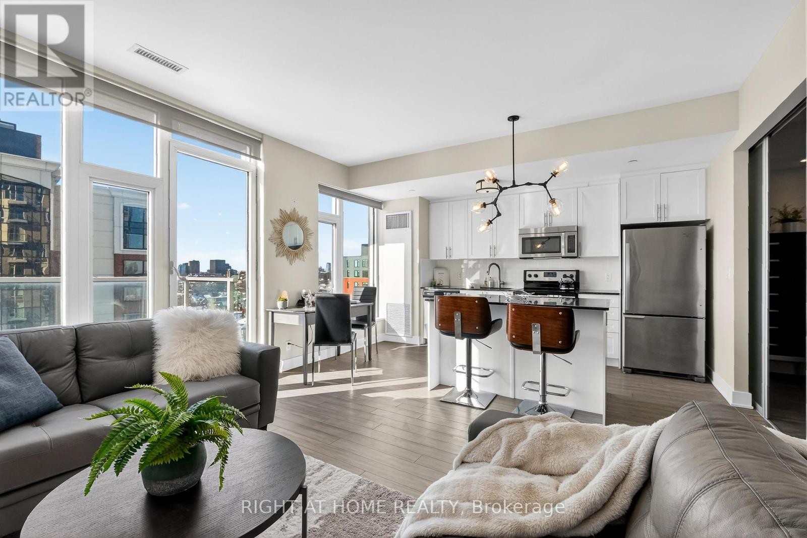 












806 - 118 HOLMWOOD AVENUE

,
Ottawa,




Ontario
K1S5J5

