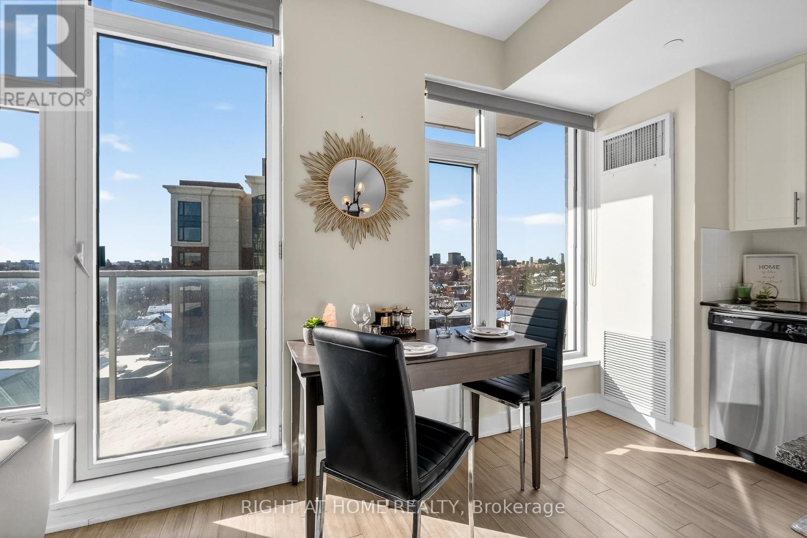 












806 - 118 HOLMWOOD AVENUE

,
Ottawa,




Ontario
K1S5J5

