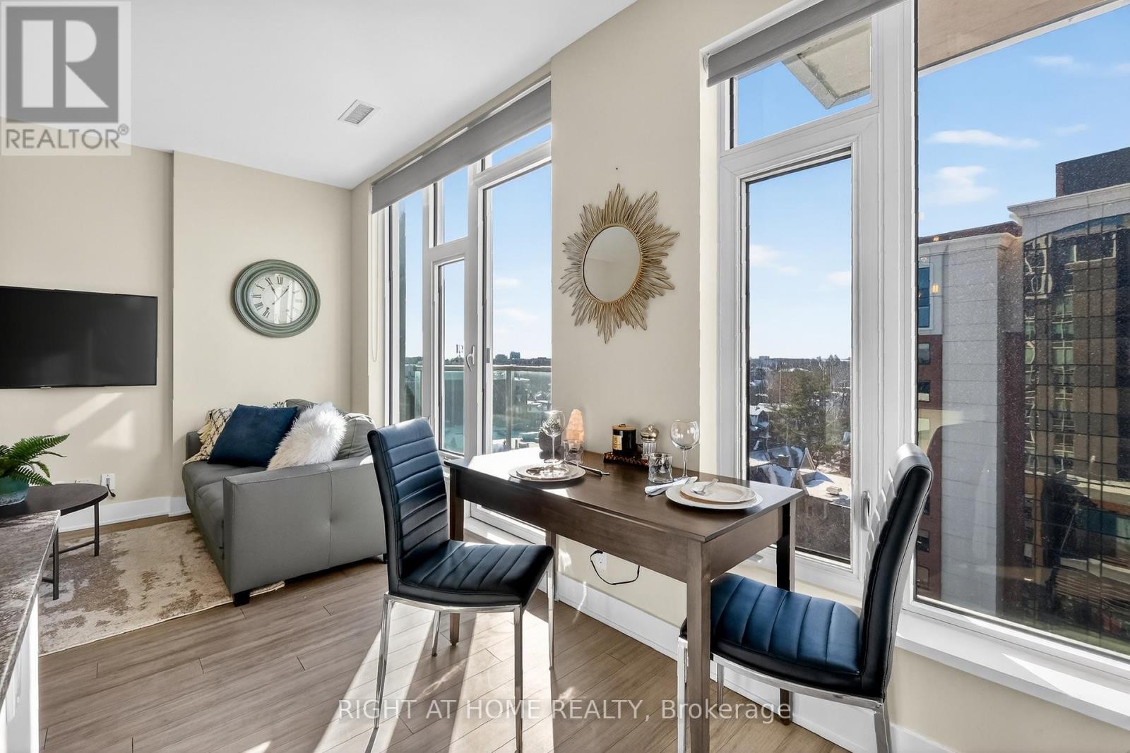 












806 - 118 HOLMWOOD AVENUE

,
Ottawa,




Ontario
K1S5J5

