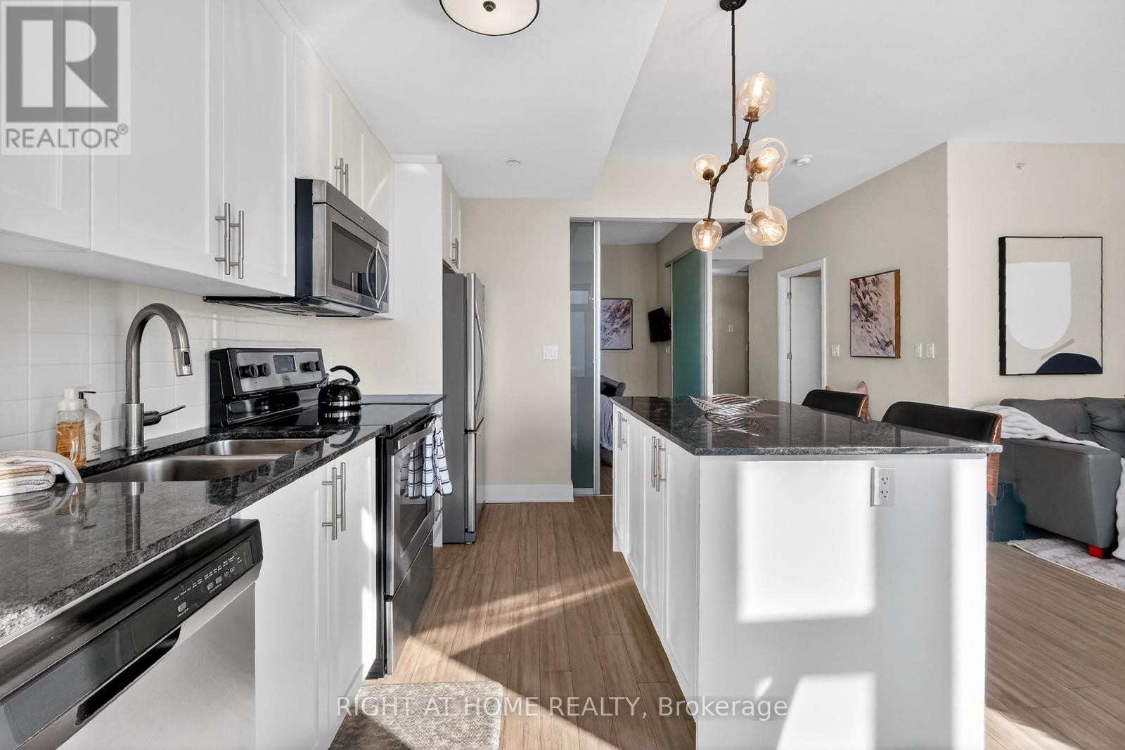 












806 - 118 HOLMWOOD AVENUE

,
Ottawa,




Ontario
K1S5J5

