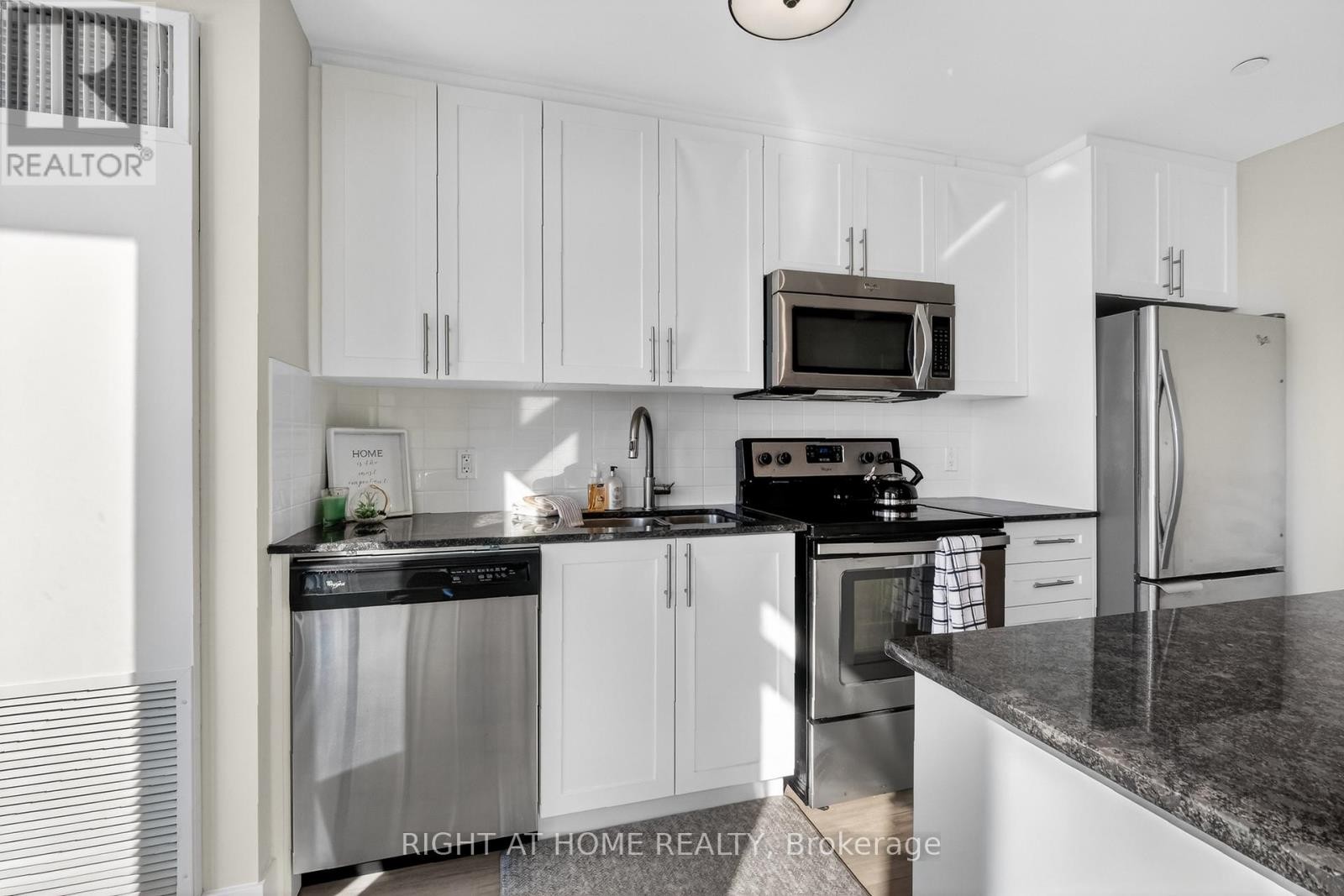 












806 - 118 HOLMWOOD AVENUE

,
Ottawa,




Ontario
K1S5J5

