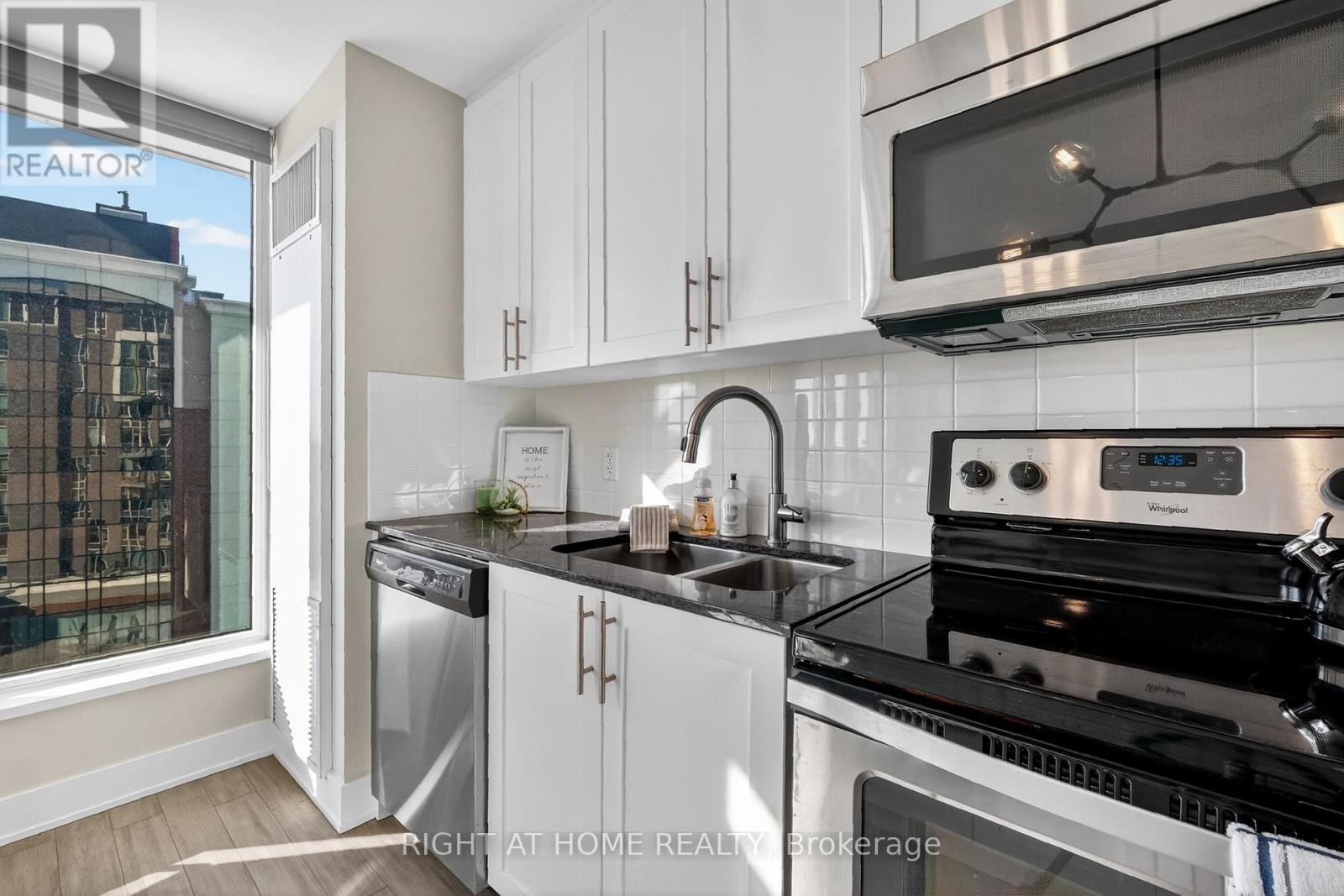 












806 - 118 HOLMWOOD AVENUE

,
Ottawa,




Ontario
K1S5J5

