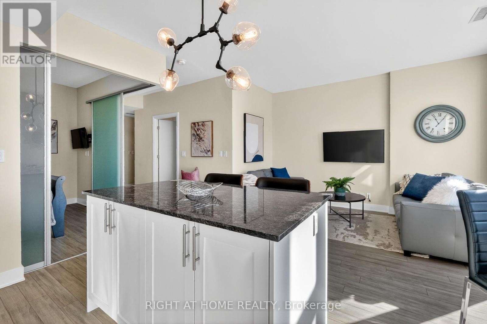 












806 - 118 HOLMWOOD AVENUE

,
Ottawa,




Ontario
K1S5J5

