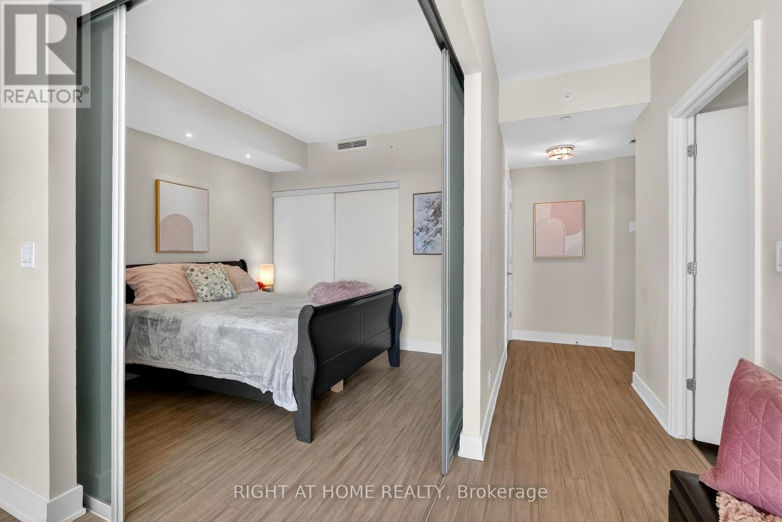 












806 - 118 HOLMWOOD AVENUE

,
Ottawa,




Ontario
K1S5J5

