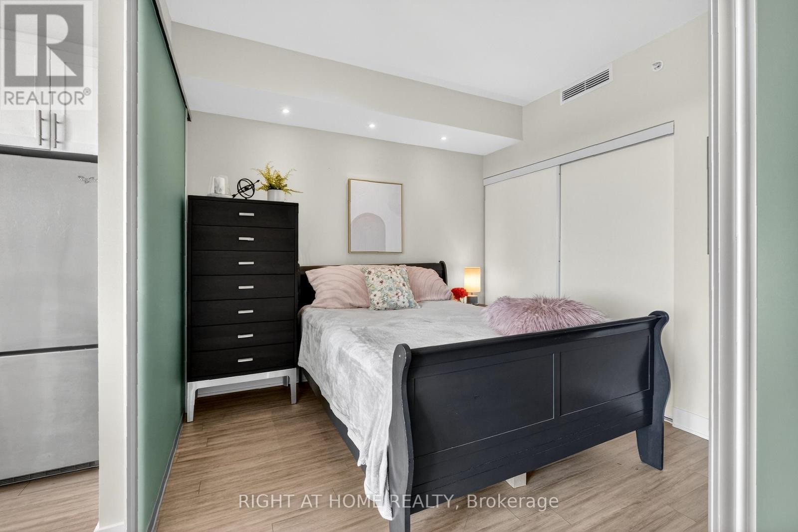 












806 - 118 HOLMWOOD AVENUE

,
Ottawa,




Ontario
K1S5J5

