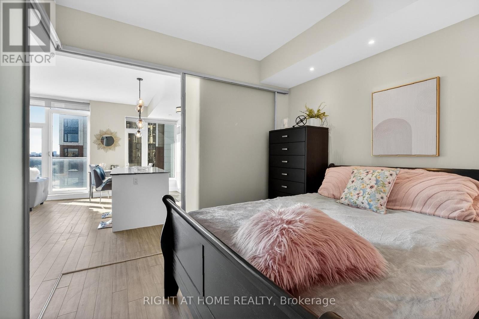 












806 - 118 HOLMWOOD AVENUE

,
Ottawa,




Ontario
K1S5J5

