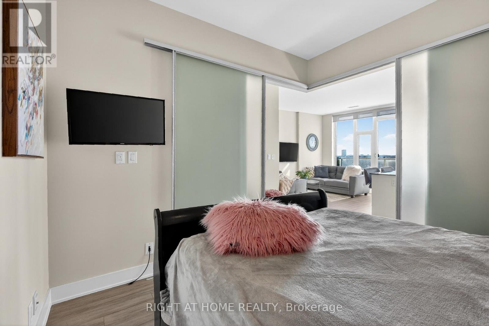 












806 - 118 HOLMWOOD AVENUE

,
Ottawa,




Ontario
K1S5J5

