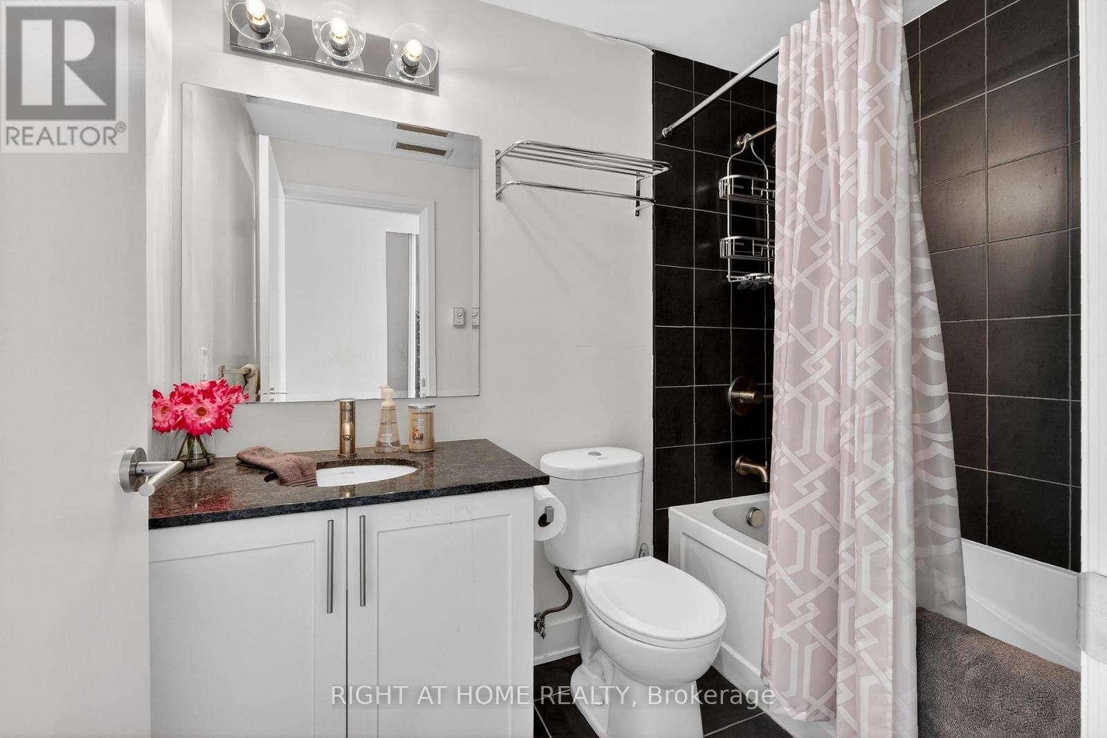 












806 - 118 HOLMWOOD AVENUE

,
Ottawa,




Ontario
K1S5J5

