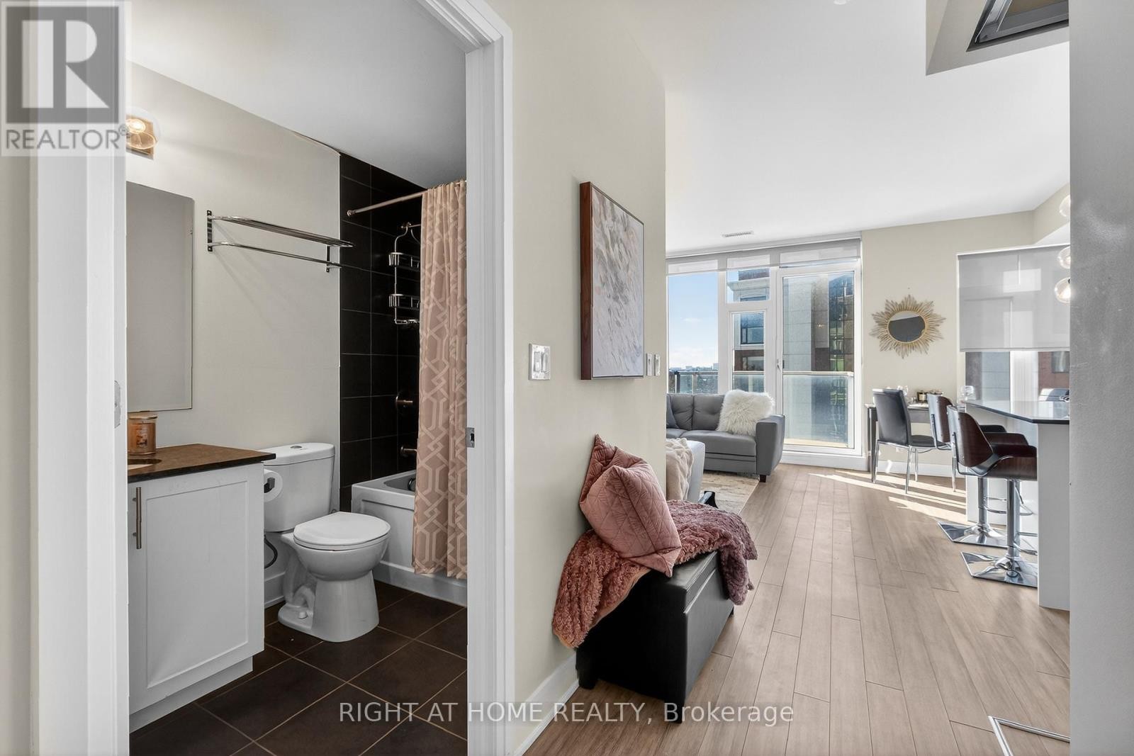 












806 - 118 HOLMWOOD AVENUE

,
Ottawa,




Ontario
K1S5J5

