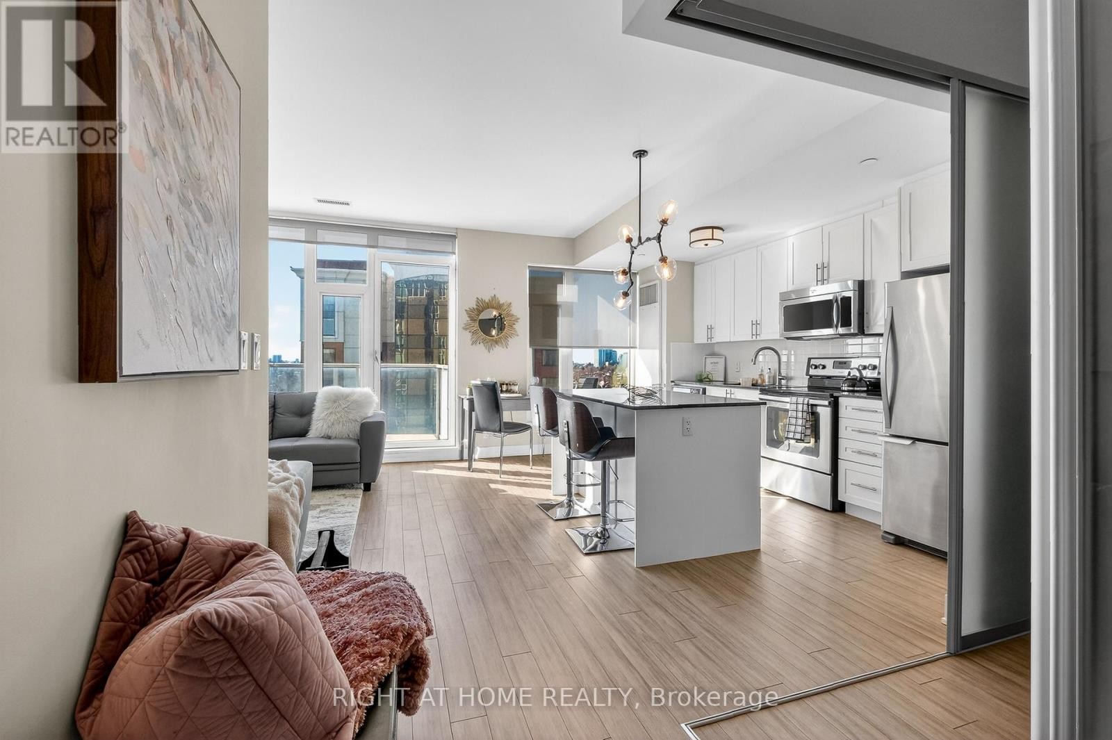 












806 - 118 HOLMWOOD AVENUE

,
Ottawa,




Ontario
K1S5J5

