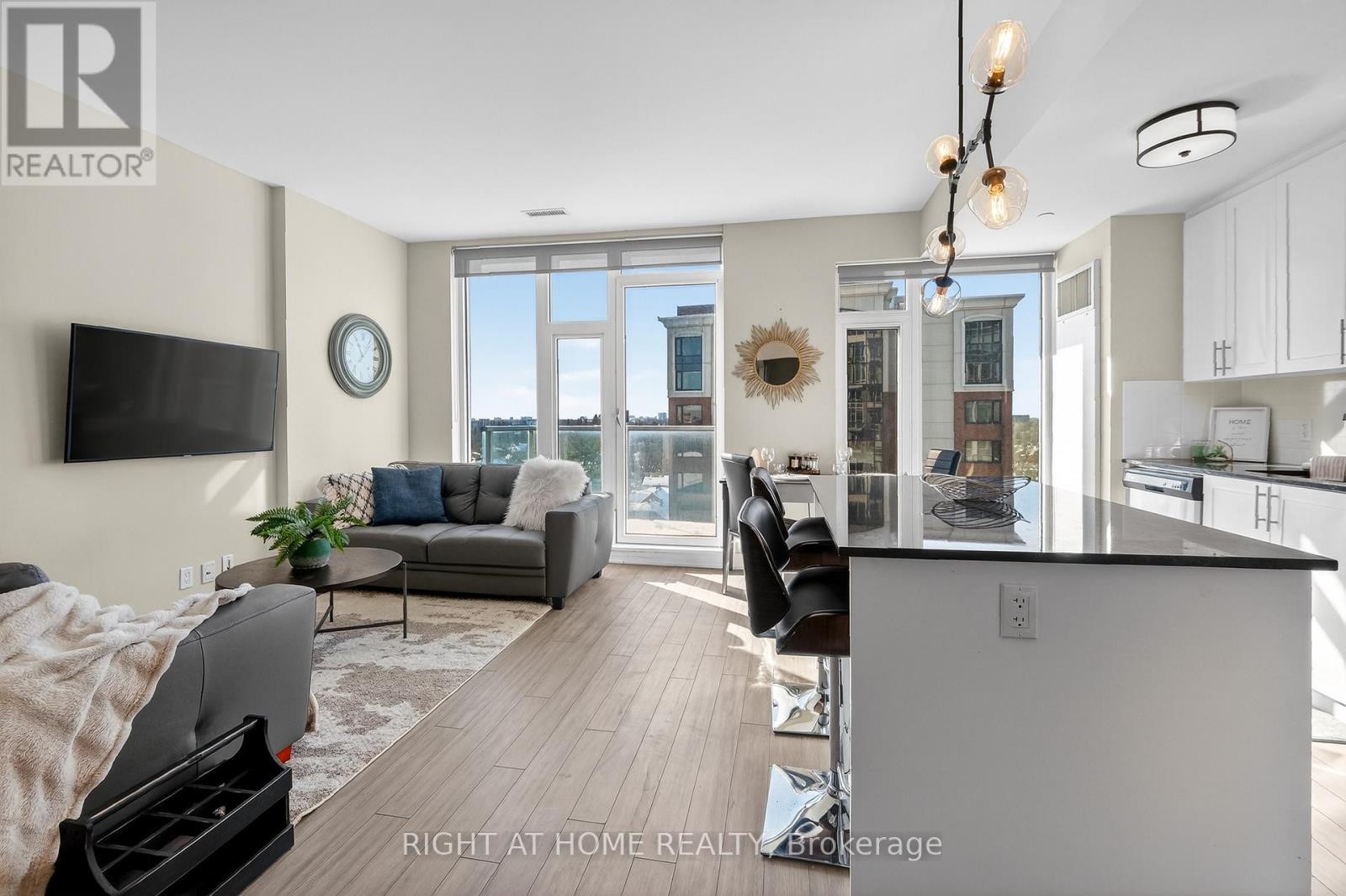 












806 - 118 HOLMWOOD AVENUE

,
Ottawa,




Ontario
K1S5J5

