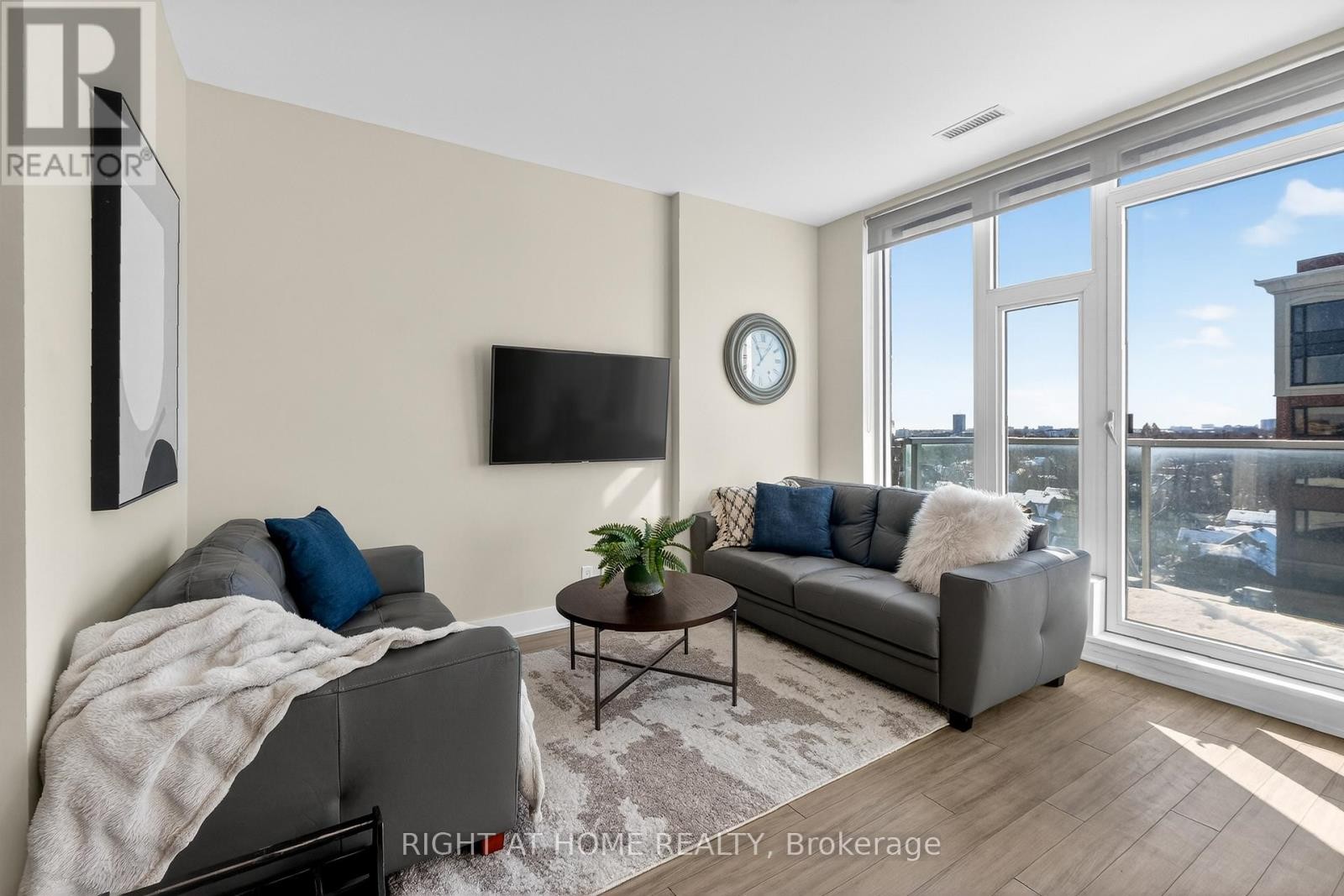 












806 - 118 HOLMWOOD AVENUE

,
Ottawa,




Ontario
K1S5J5

