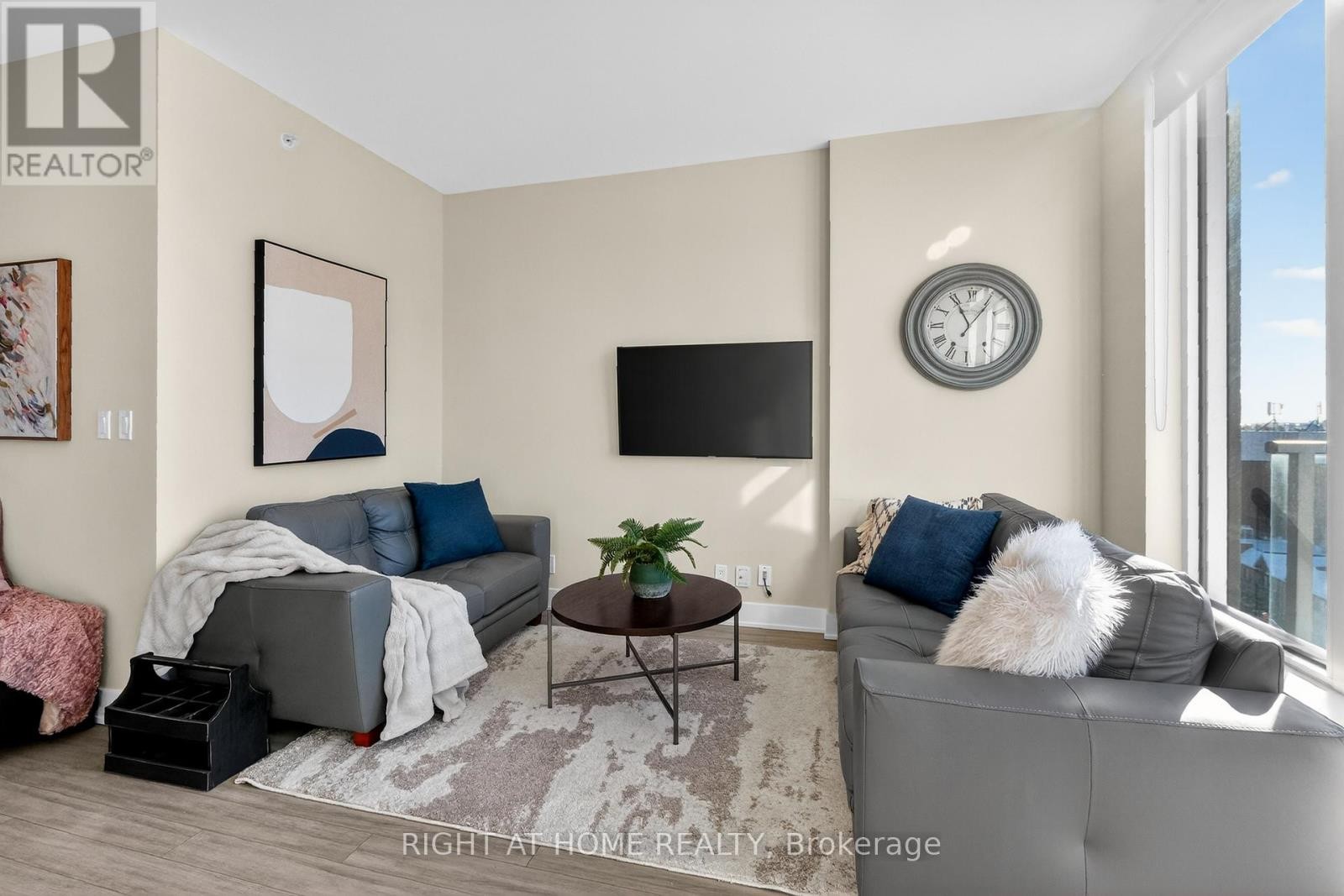 












806 - 118 HOLMWOOD AVENUE

,
Ottawa,




Ontario
K1S5J5

